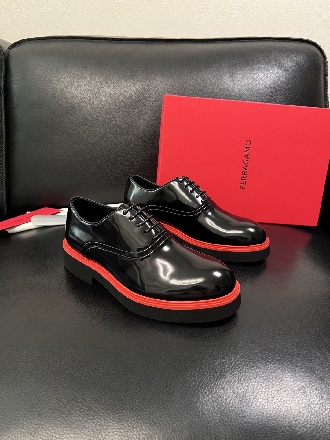 Ferragamo  高品质  顶级工艺品  菲拉格慕   专柜同步发售原厂配置，意大利进口原版牛皮，进