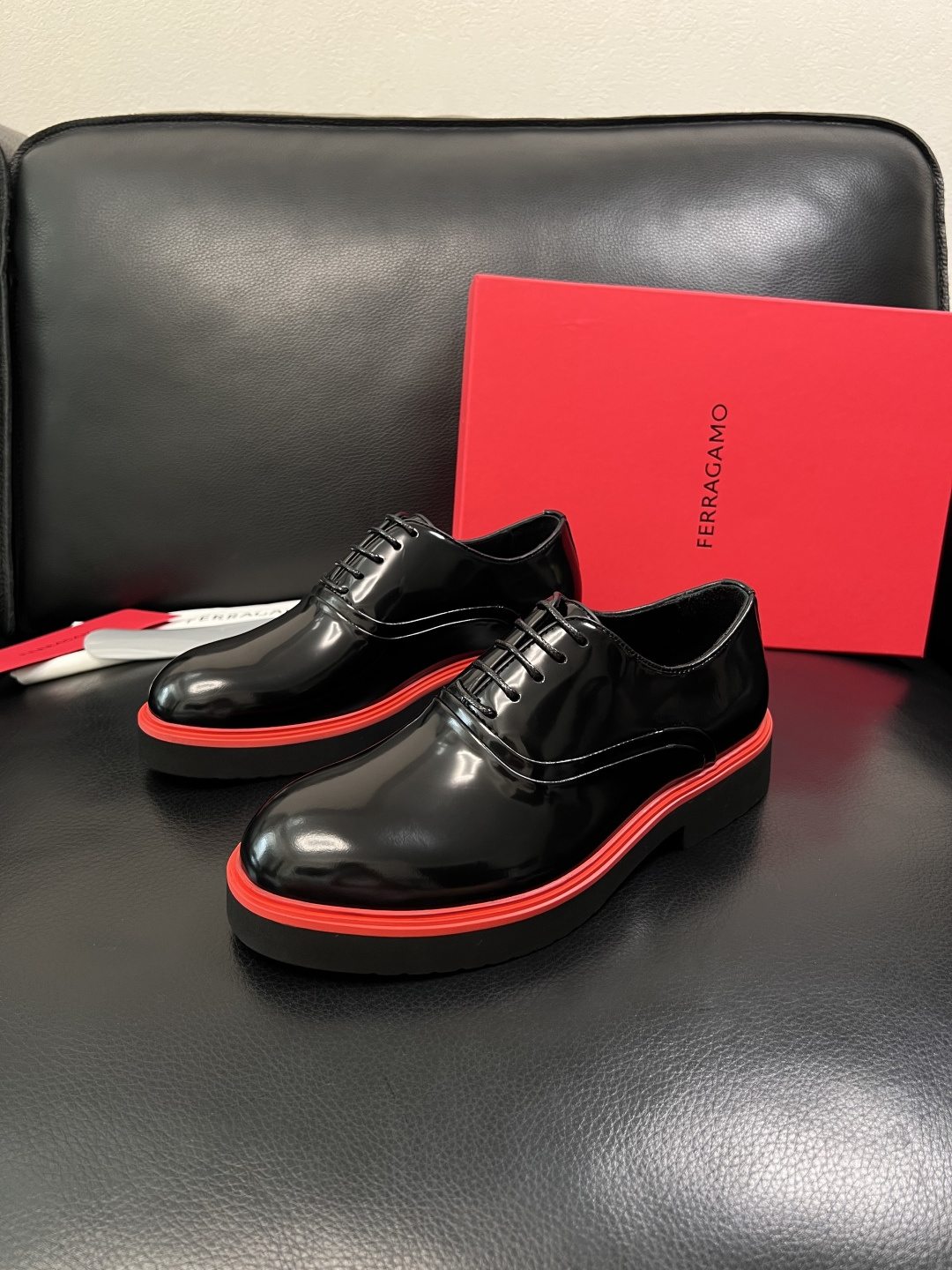 Ferragamo  高品质  顶级工艺品  菲拉格慕   专柜同步发售原厂配置，意大利进口原版牛皮，进
