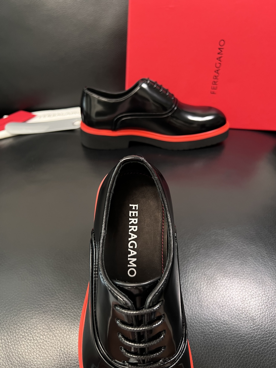 Ferragamo  高品质  顶级工艺品  菲拉格慕   专柜同步发售原厂配置，意大利进口原版牛皮，进