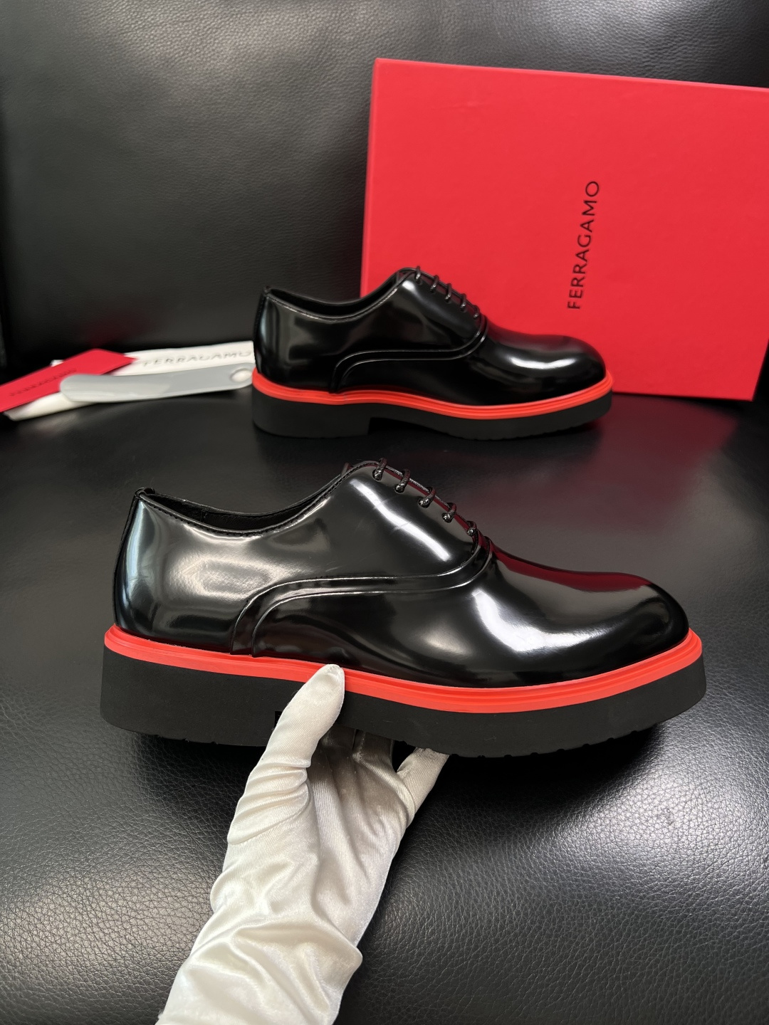 Ferragamo  高品质  顶级工艺品  菲拉格慕   专柜同步发售原厂配置，意大利进口原版牛皮，进