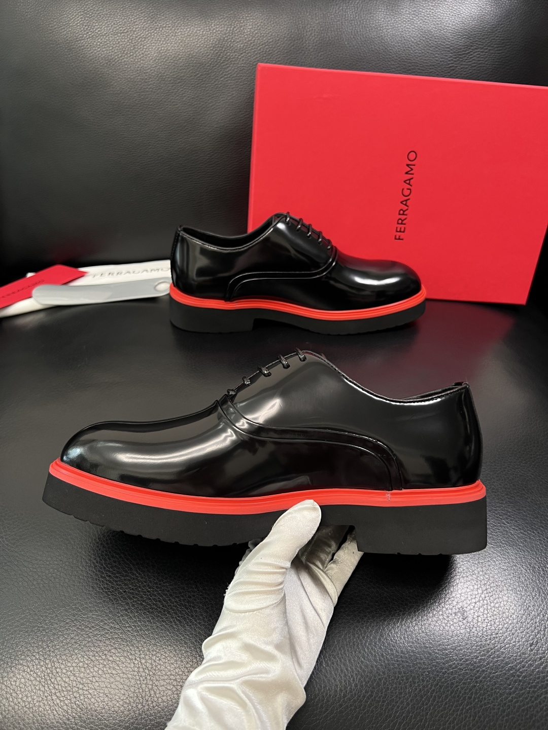 Ferragamo  高品质  顶级工艺品  菲拉格慕   专柜同步发售原厂配置，意大利进口原版牛皮，进