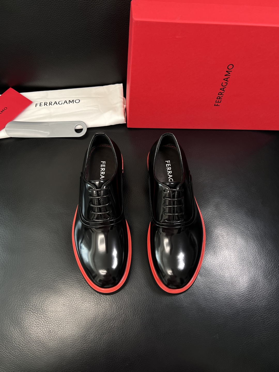 Ferragamo  高品质  顶级工艺品  菲拉格慕   专柜同步发售原厂配置，意大利进口原版牛皮，进
