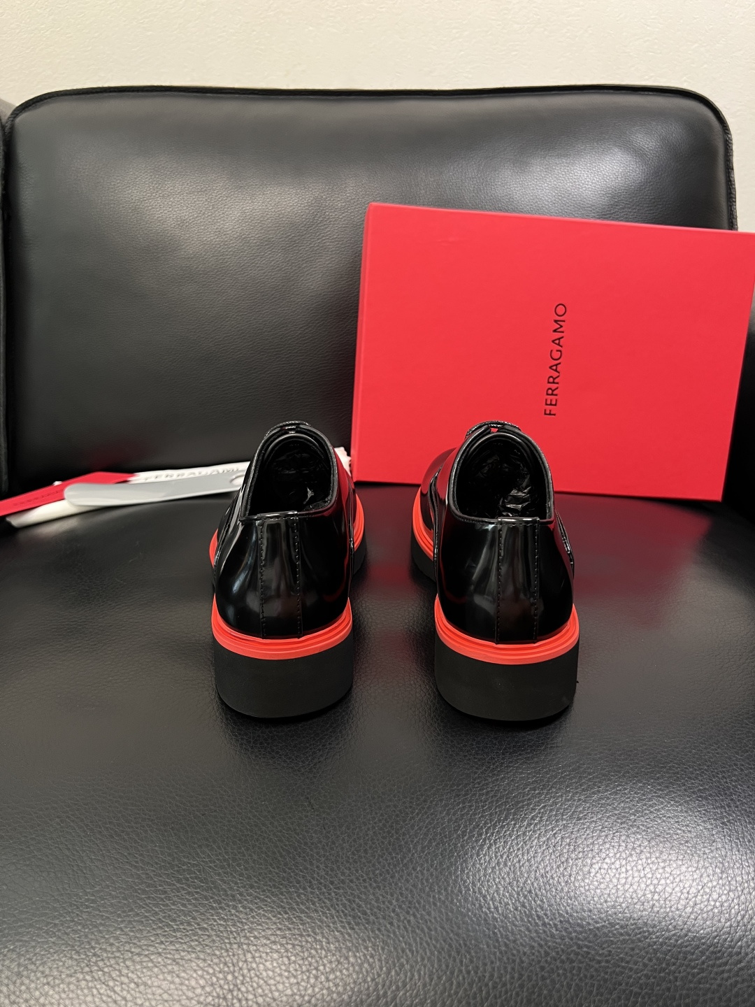 Ferragamo  高品质  顶级工艺品  菲拉格慕   专柜同步发售原厂配置，意大利进口原版牛皮，进