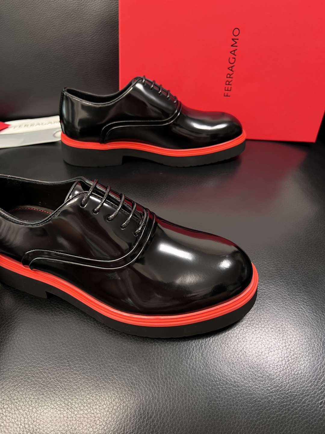 Ferragamo  高品质  顶级工艺品  菲拉格慕   专柜同步发售原厂配置，意大利进口原版牛皮，进