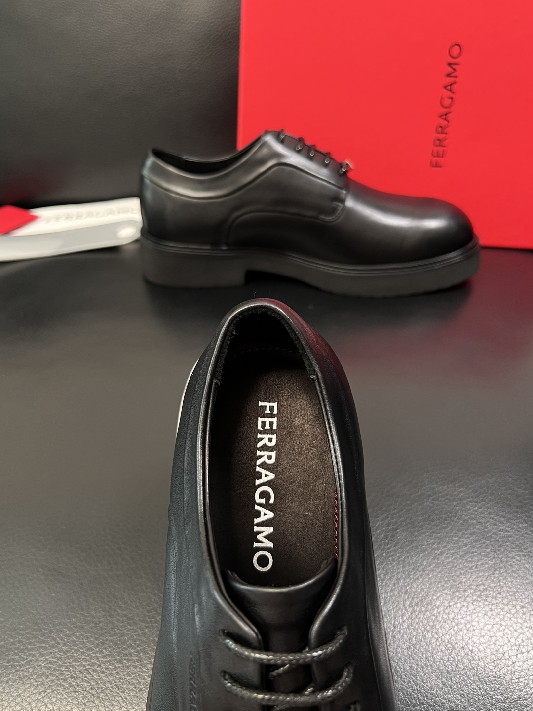 Ferragamo  高品质  顶级工艺品  菲拉格慕   专柜同步发售原厂配置，意大利进口原版牛皮，进