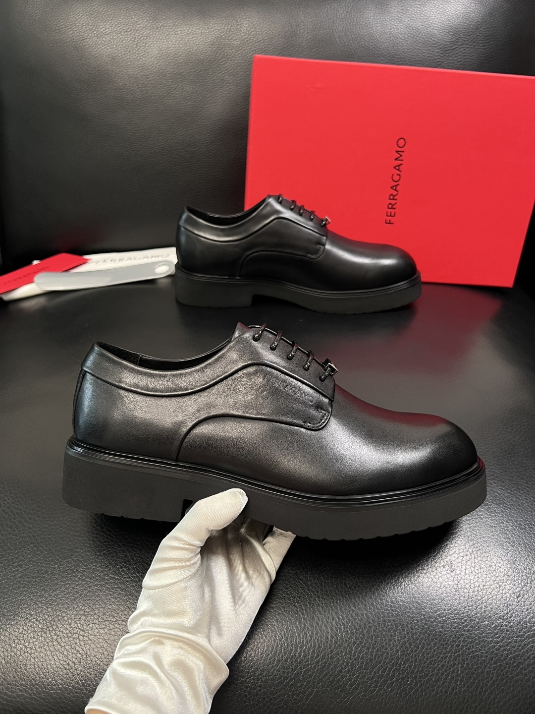 Ferragamo  高品质  顶级工艺品  菲拉格慕   专柜同步发售原厂配置，意大利进口原版牛皮，进