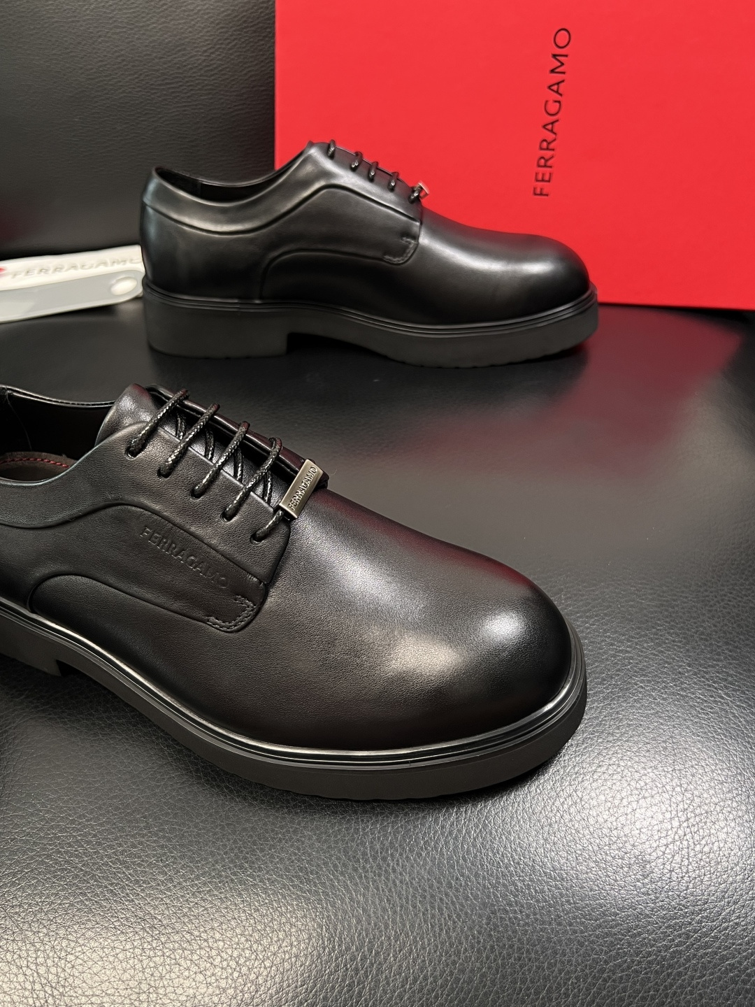 Ferragamo  高品质  顶级工艺品  菲拉格慕   专柜同步发售原厂配置，意大利进口原版牛皮，进