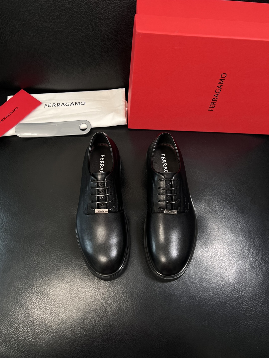 Ferragamo  高品质  顶级工艺品  菲拉格慕   专柜同步发售原厂配置，意大利进口原版牛皮，进