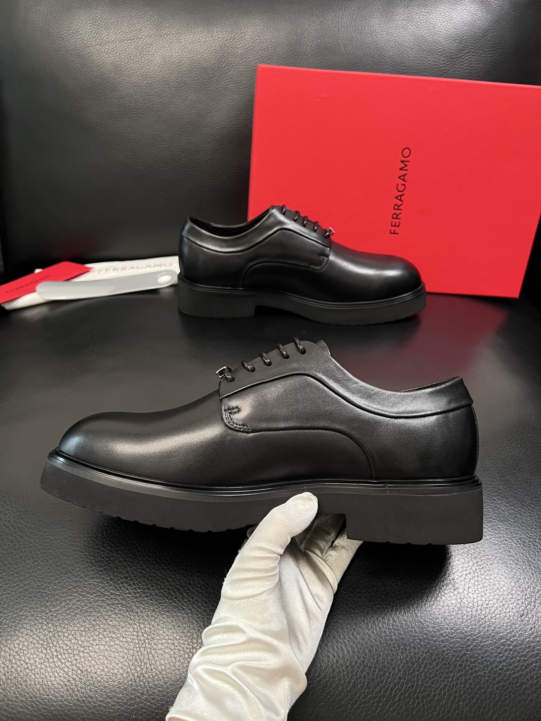 Ferragamo  高品质  顶级工艺品  菲拉格慕   专柜同步发售原厂配置，意大利进口原版牛皮，进
