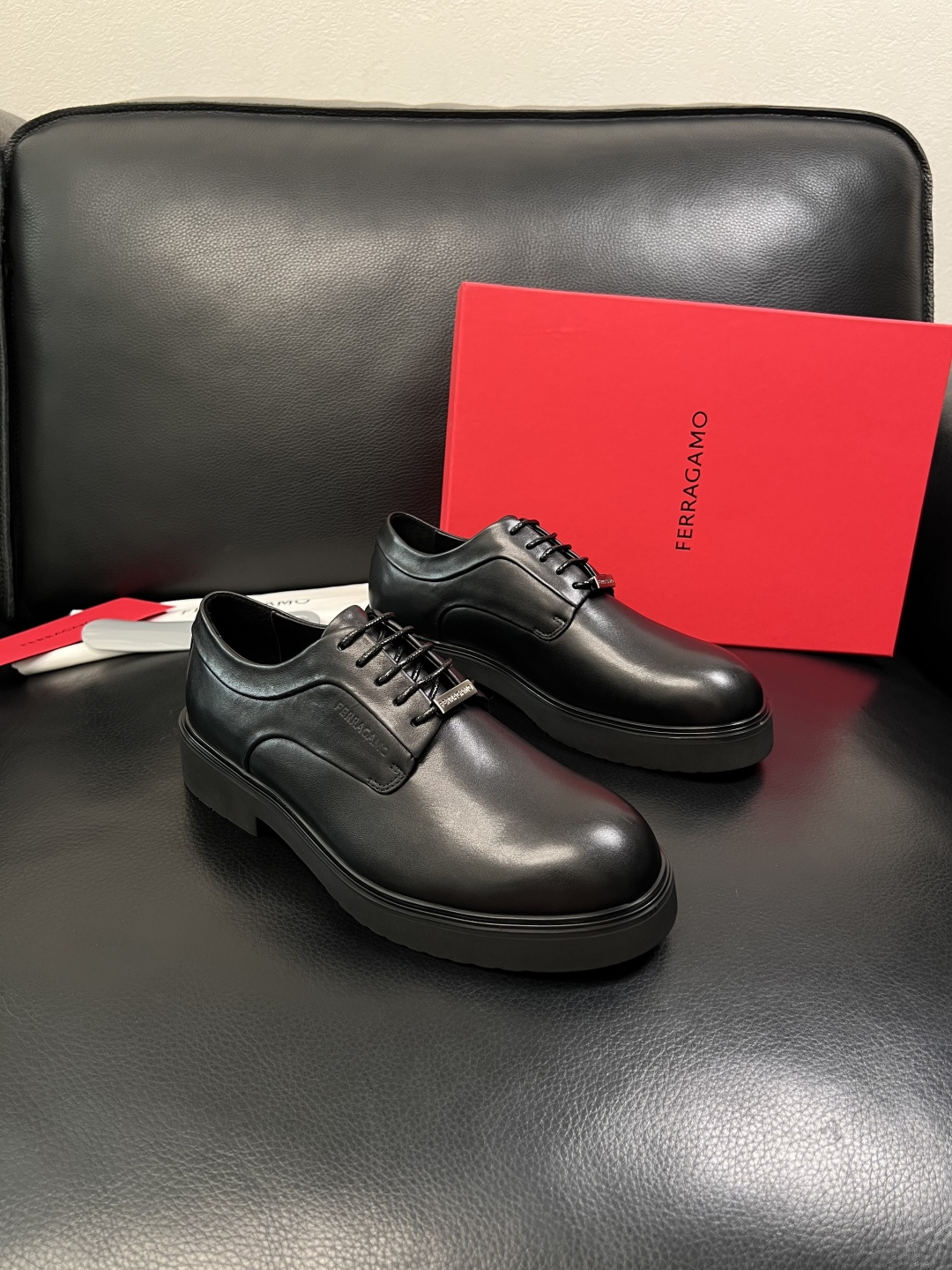 Ferragamo  高品质  顶级工艺品  菲拉格慕   专柜同步发售原厂配置，意大利进口原版牛皮，进