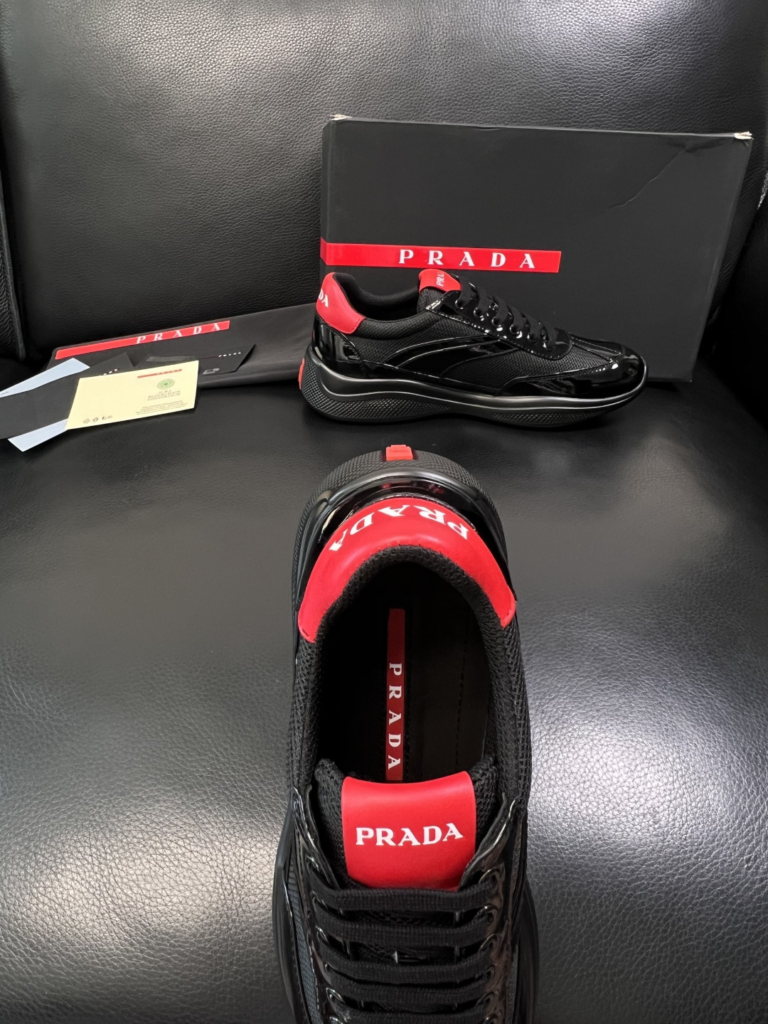 Prada  顶级工艺品，普拉达 专柜同步，原厂配置意大利进口牛皮面料，进口牛皮内里垫，透气舒适，鞋底：