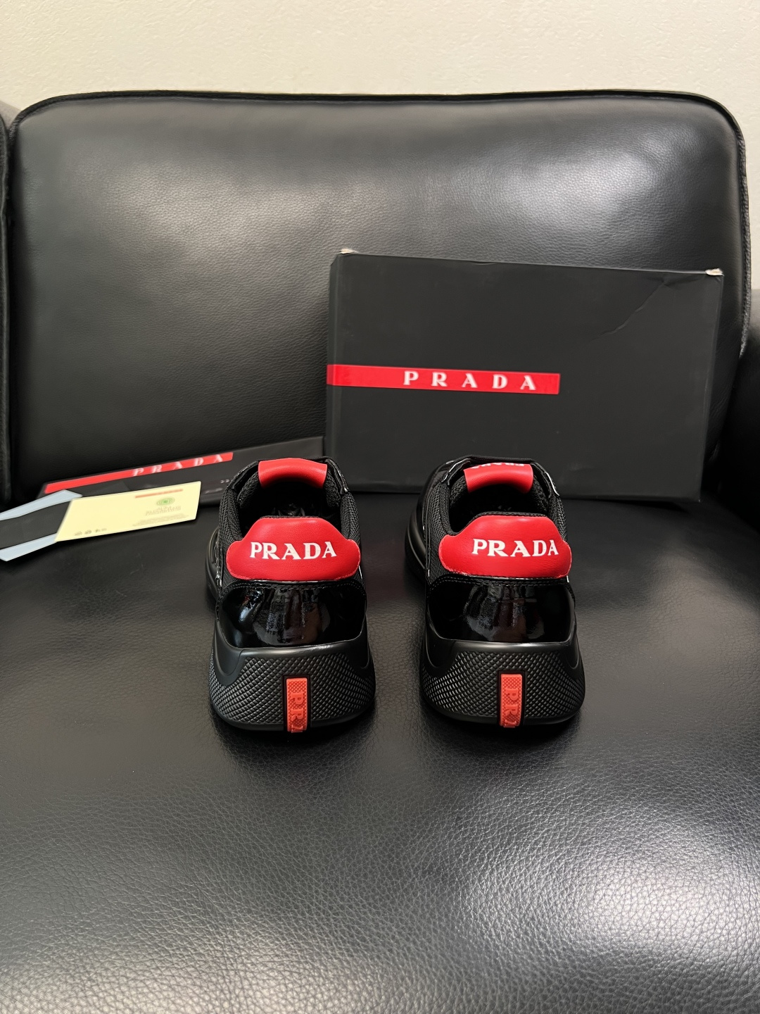 Prada  顶级工艺品，普拉达 专柜同步，原厂配置意大利进口牛皮面料，进口牛皮内里垫，透气舒适，鞋底：