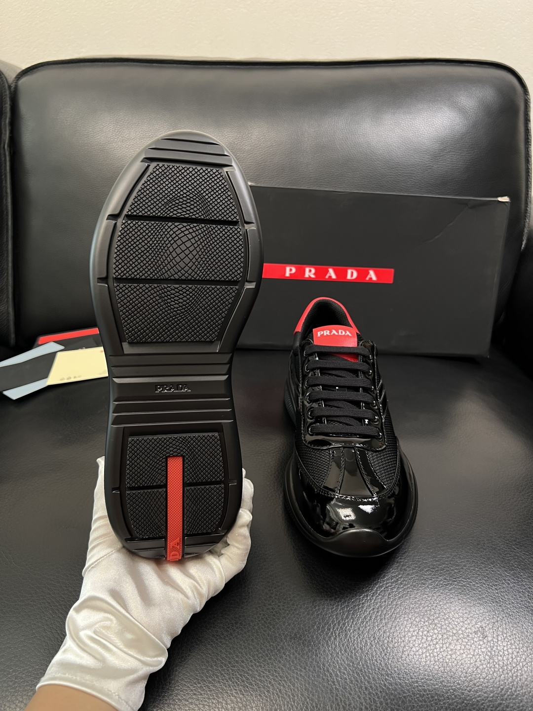 Prada  顶级工艺品，普拉达 专柜同步，原厂配置意大利进口牛皮面料，进口牛皮内里垫，透气舒适，鞋底：