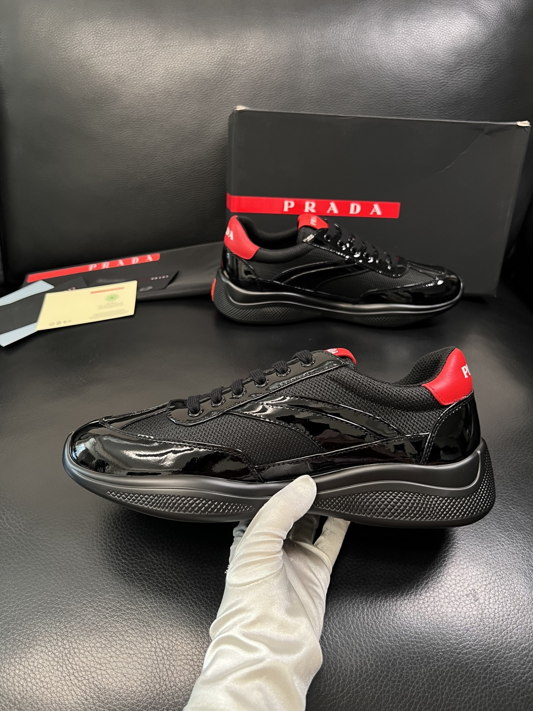 Prada  顶级工艺品，普拉达 专柜同步，原厂配置意大利进口牛皮面料，进口牛皮内里垫，透气舒适，鞋底：