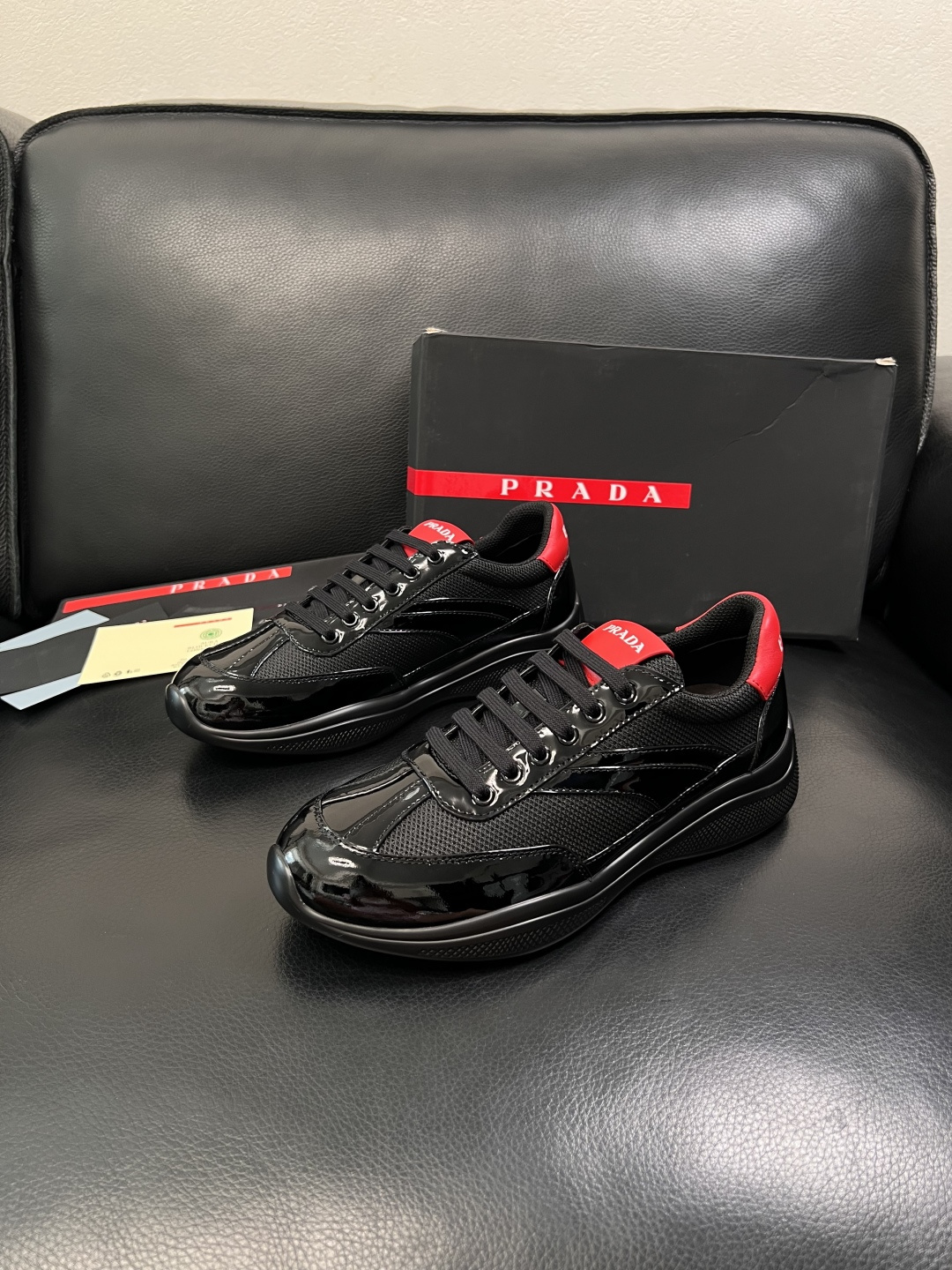 Prada  顶级工艺品，普拉达 专柜同步，原厂配置意大利进口牛皮面料，进口牛皮内里垫，透气舒适，鞋底：