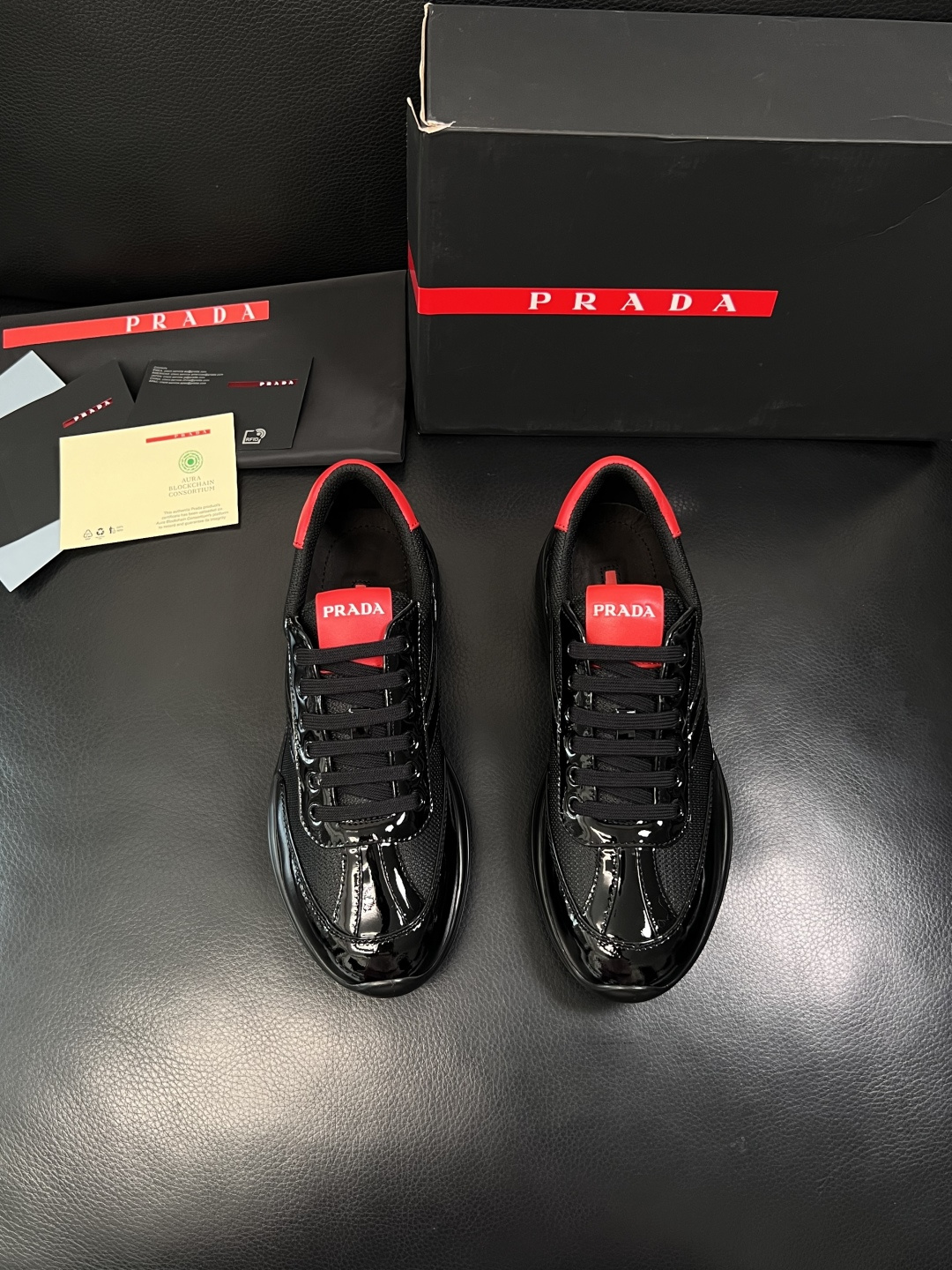 Prada  顶级工艺品，普拉达 专柜同步，原厂配置意大利进口牛皮面料，进口牛皮内里垫，透气舒适，鞋底：