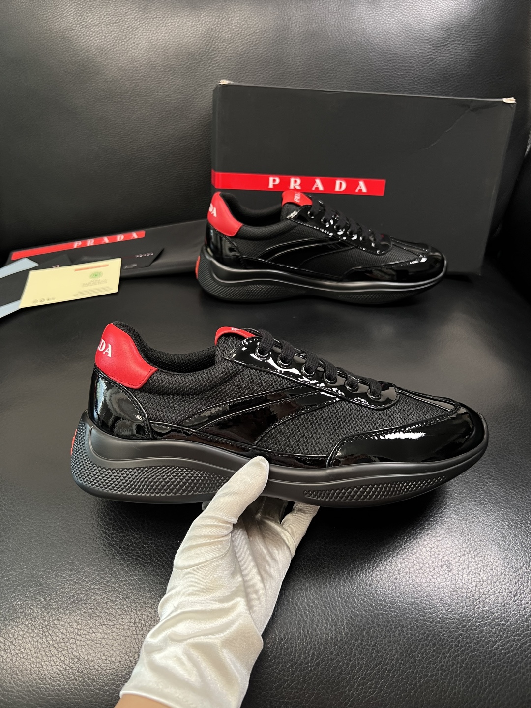 Prada  顶级工艺品，普拉达 专柜同步，原厂配置意大利进口牛皮面料，进口牛皮内里垫，透气舒适，鞋底：