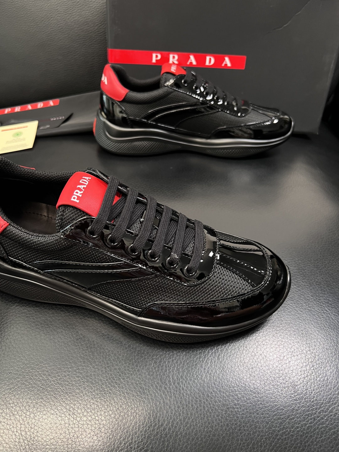 Prada  顶级工艺品，普拉达 专柜同步，原厂配置意大利进口牛皮面料，进口牛皮内里垫，透气舒适，鞋底：