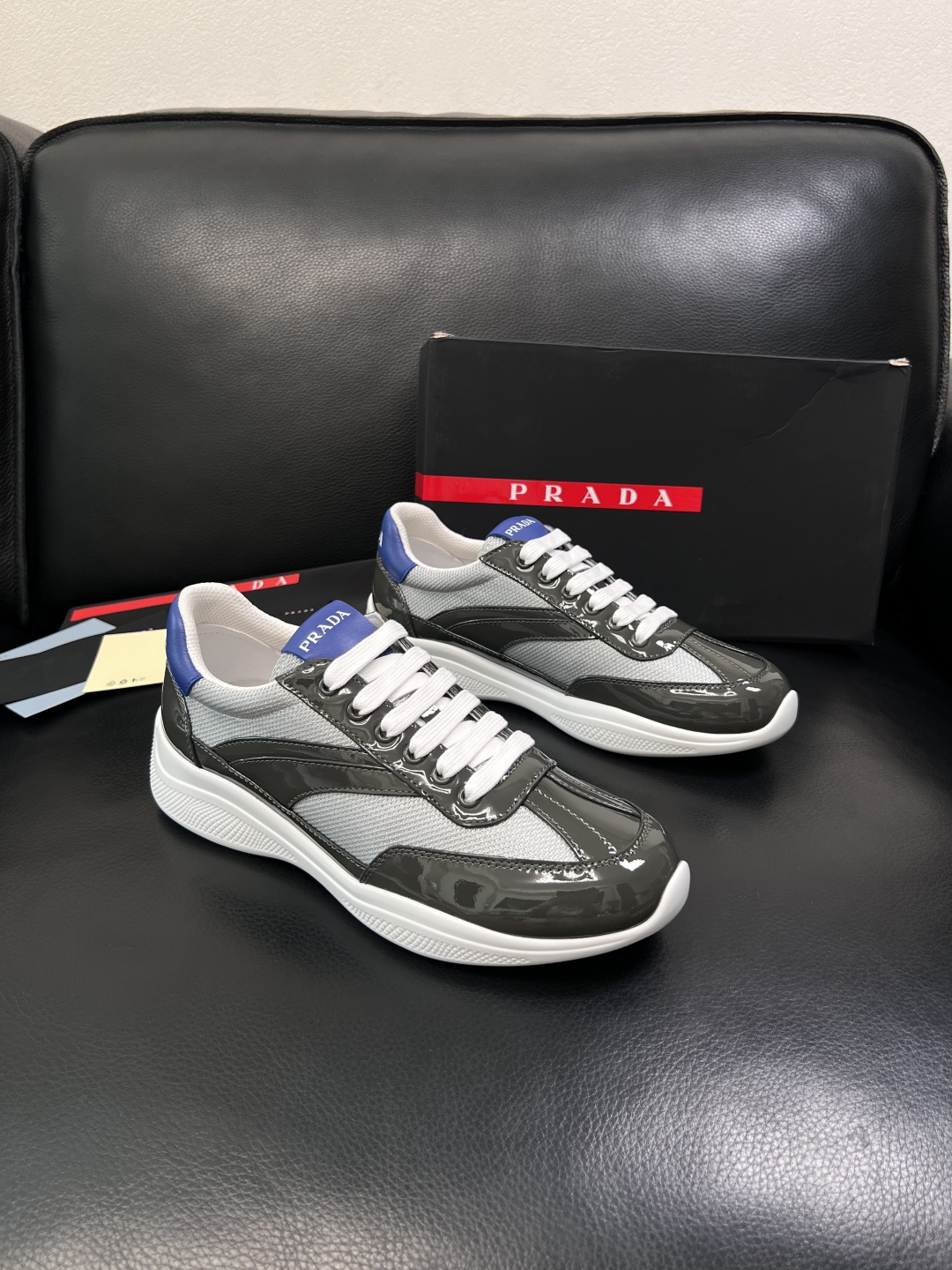 Prada  顶级工艺品，普拉达 专柜同步，原厂配置意大利进口牛皮面料，进口牛皮内里垫，透气舒适，鞋底：
