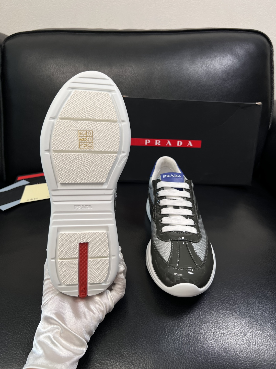 Prada  顶级工艺品，普拉达 专柜同步，原厂配置意大利进口牛皮面料，进口牛皮内里垫，透气舒适，鞋底：