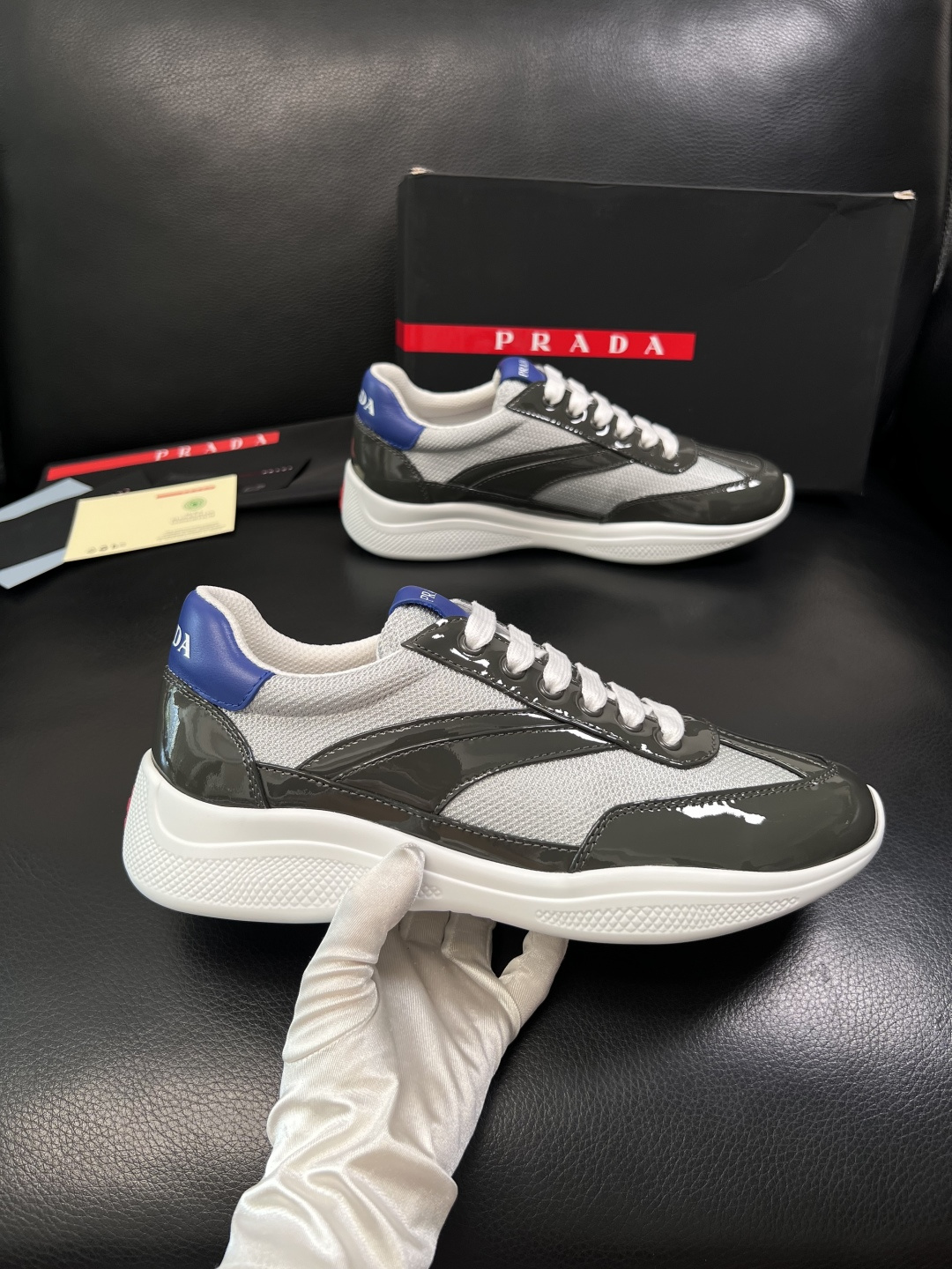 Prada  顶级工艺品，普拉达 专柜同步，原厂配置意大利进口牛皮面料，进口牛皮内里垫，透气舒适，鞋底：