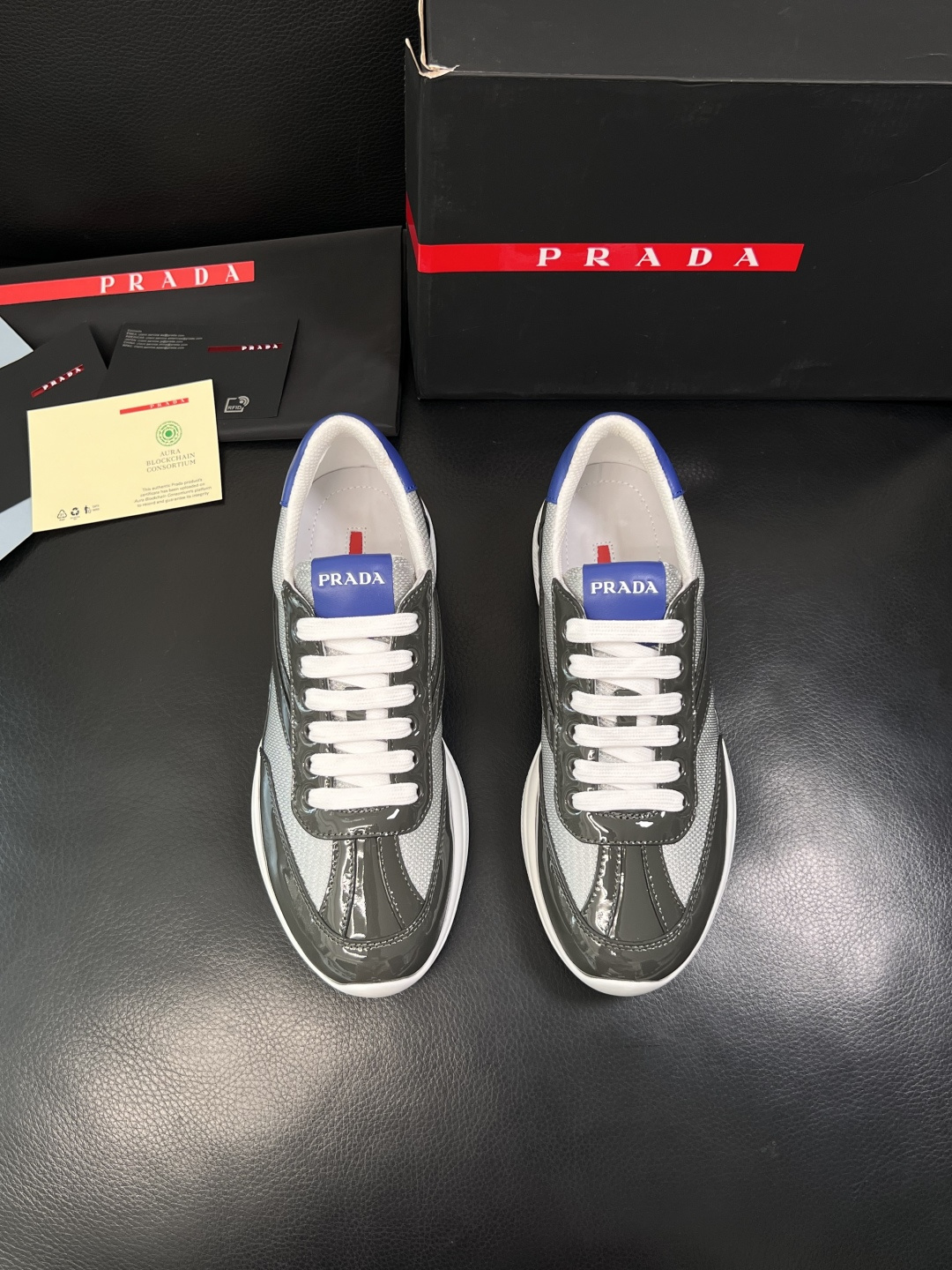 Prada  顶级工艺品，普拉达 专柜同步，原厂配置意大利进口牛皮面料，进口牛皮内里垫，透气舒适，鞋底：