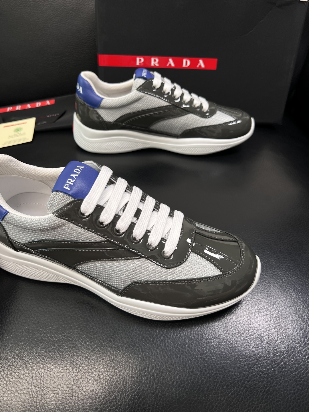 Prada  顶级工艺品，普拉达 专柜同步，原厂配置意大利进口牛皮面料，进口牛皮内里垫，透气舒适，鞋底：