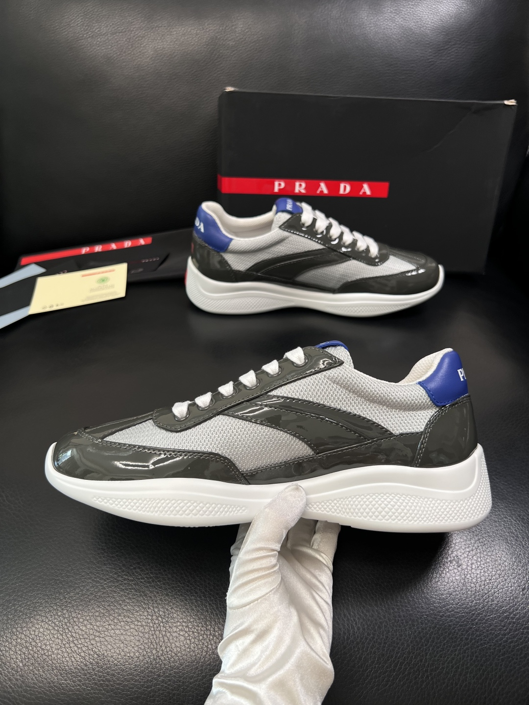 Prada  顶级工艺品，普拉达 专柜同步，原厂配置意大利进口牛皮面料，进口牛皮内里垫，透气舒适，鞋底：