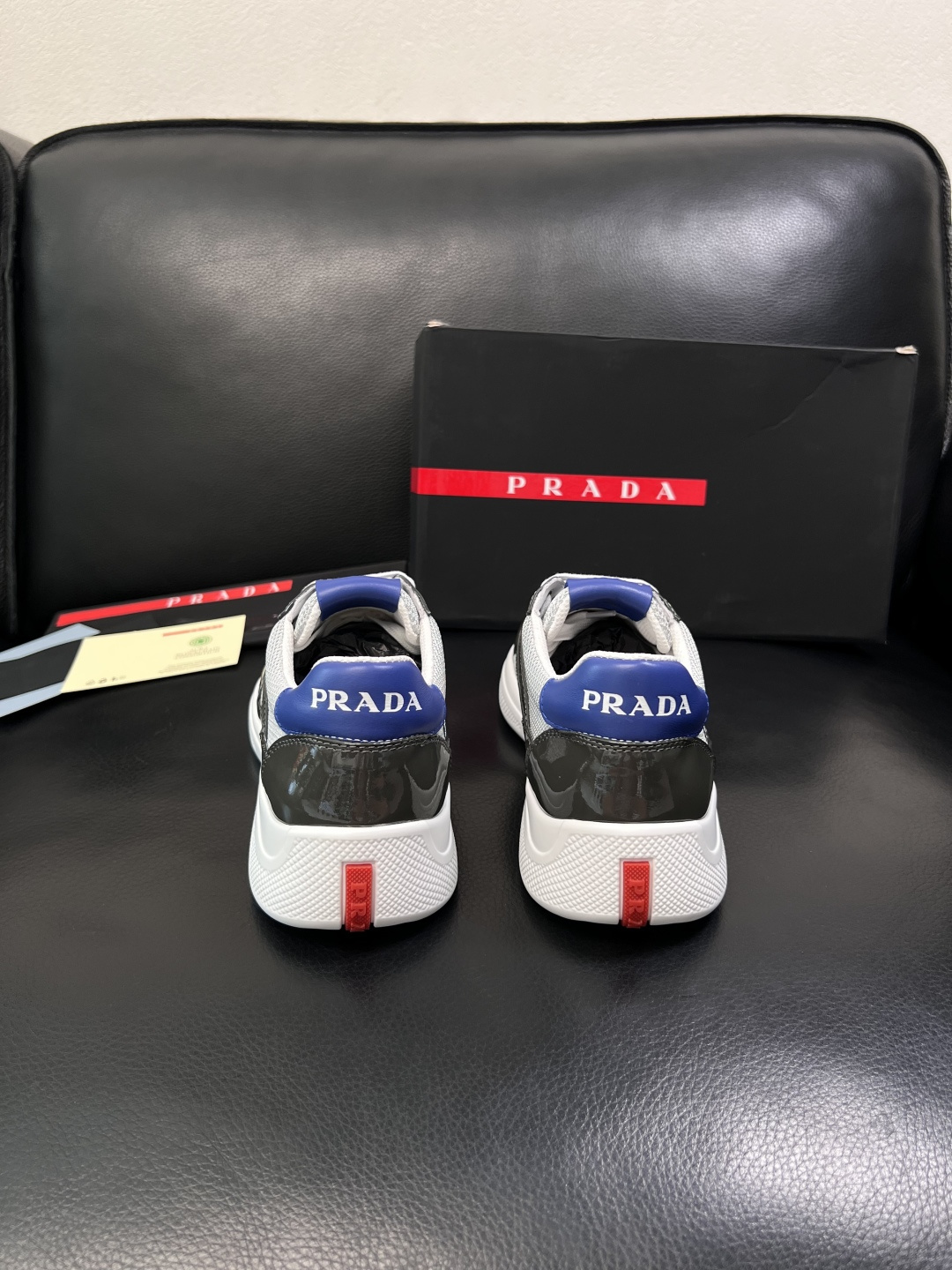 Prada  顶级工艺品，普拉达 专柜同步，原厂配置意大利进口牛皮面料，进口牛皮内里垫，透气舒适，鞋底：