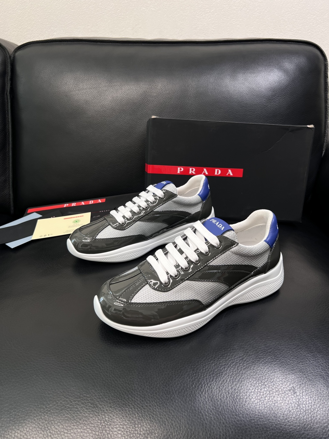 Prada  顶级工艺品，普拉达 专柜同步，原厂配置意大利进口牛皮面料，进口牛皮内里垫，透气舒适，鞋底：