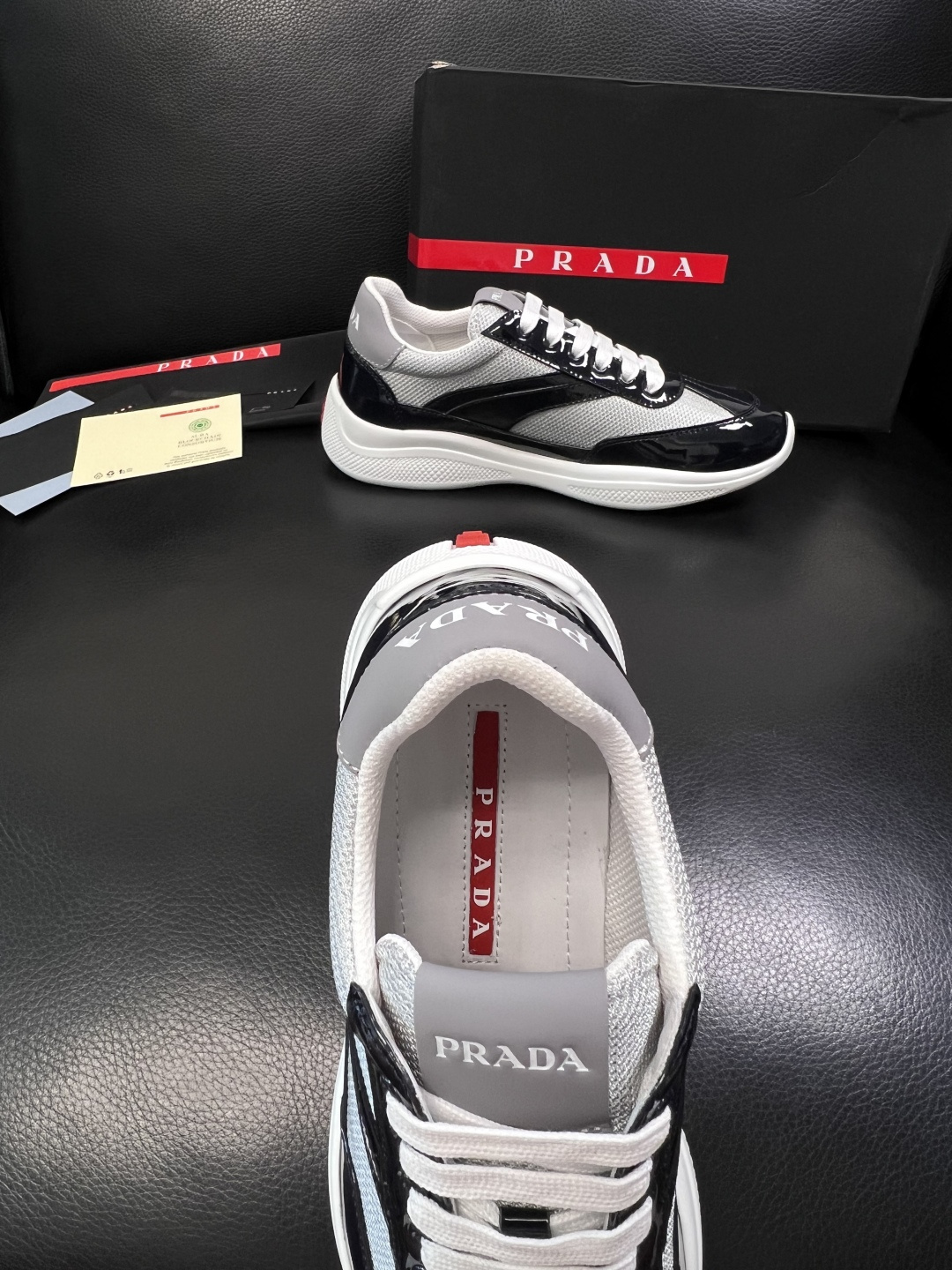Prada  顶级工艺品，普拉达 专柜同步，原厂配置意大利进口牛皮面料，进口牛皮内里垫，透气舒适，鞋底：