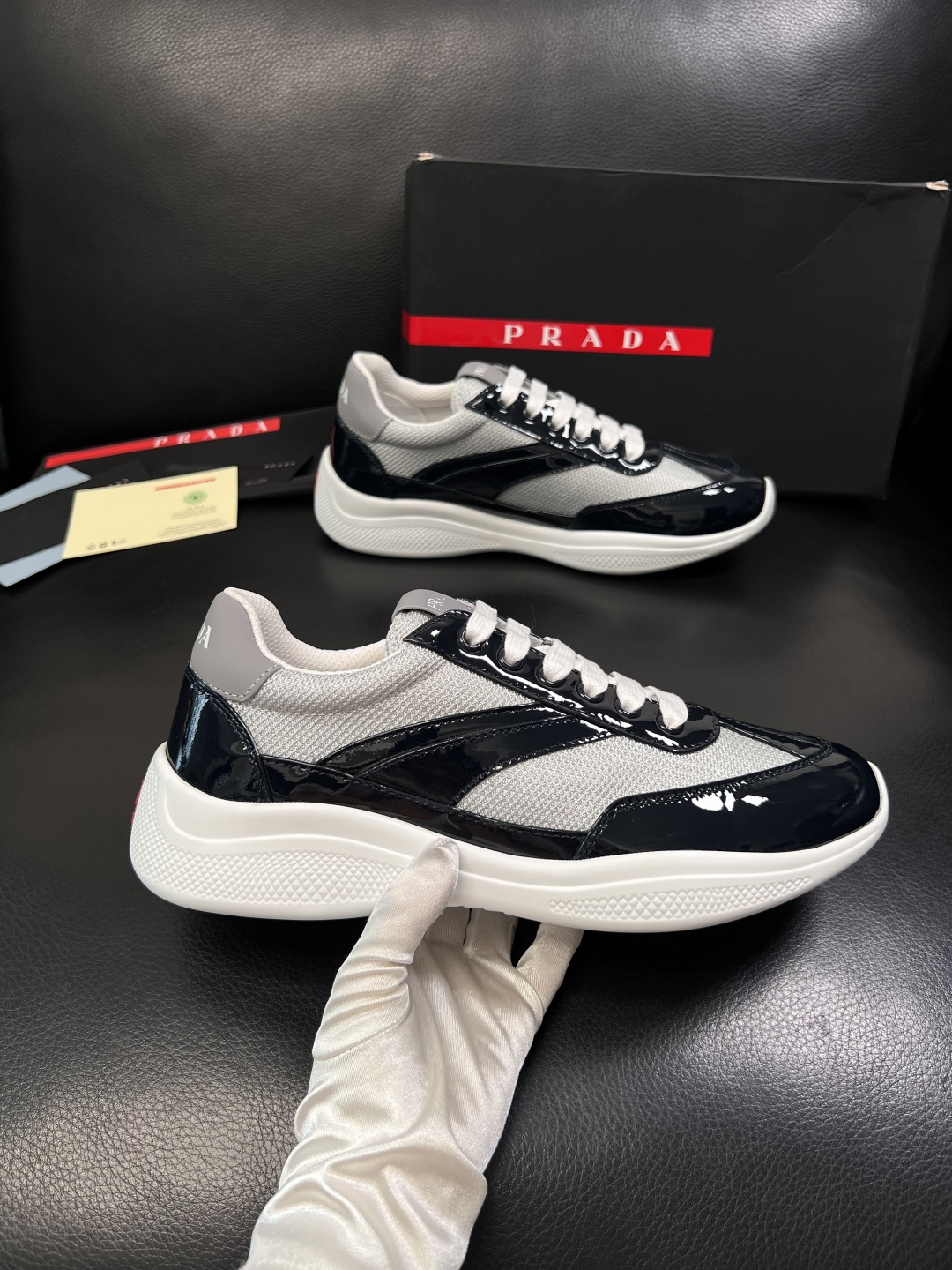 Prada  顶级工艺品，普拉达 专柜同步，原厂配置意大利进口牛皮面料，进口牛皮内里垫，透气舒适，鞋底：