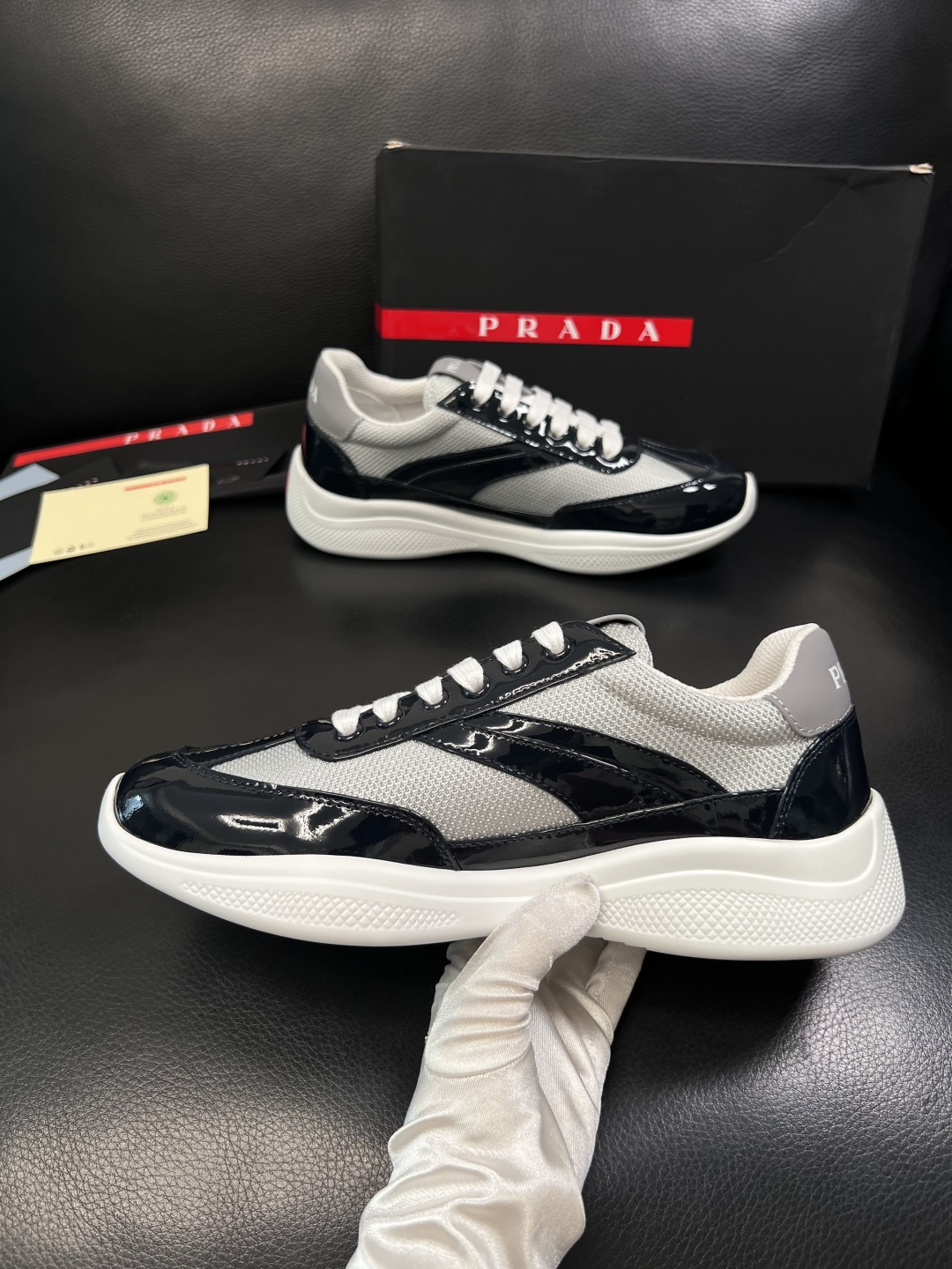 Prada  顶级工艺品，普拉达 专柜同步，原厂配置意大利进口牛皮面料，进口牛皮内里垫，透气舒适，鞋底：