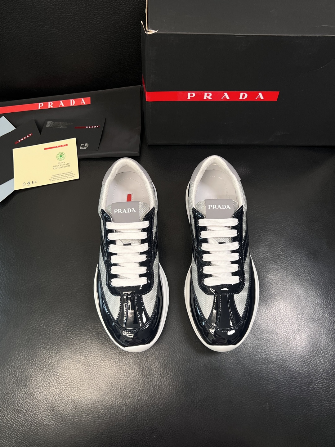Prada  顶级工艺品，普拉达 专柜同步，原厂配置意大利进口牛皮面料，进口牛皮内里垫，透气舒适，鞋底：