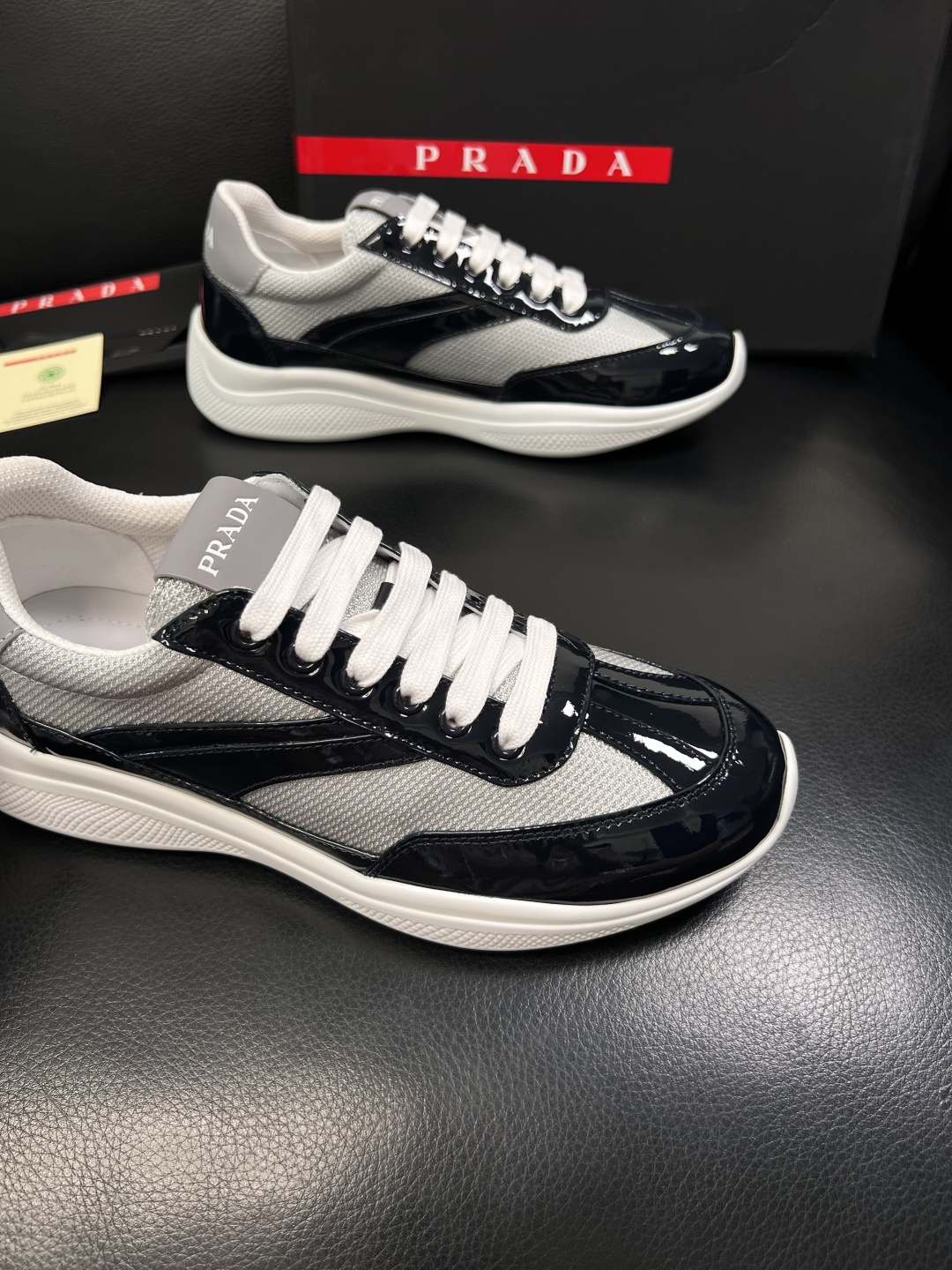 Prada  顶级工艺品，普拉达 专柜同步，原厂配置意大利进口牛皮面料，进口牛皮内里垫，透气舒适，鞋底：
