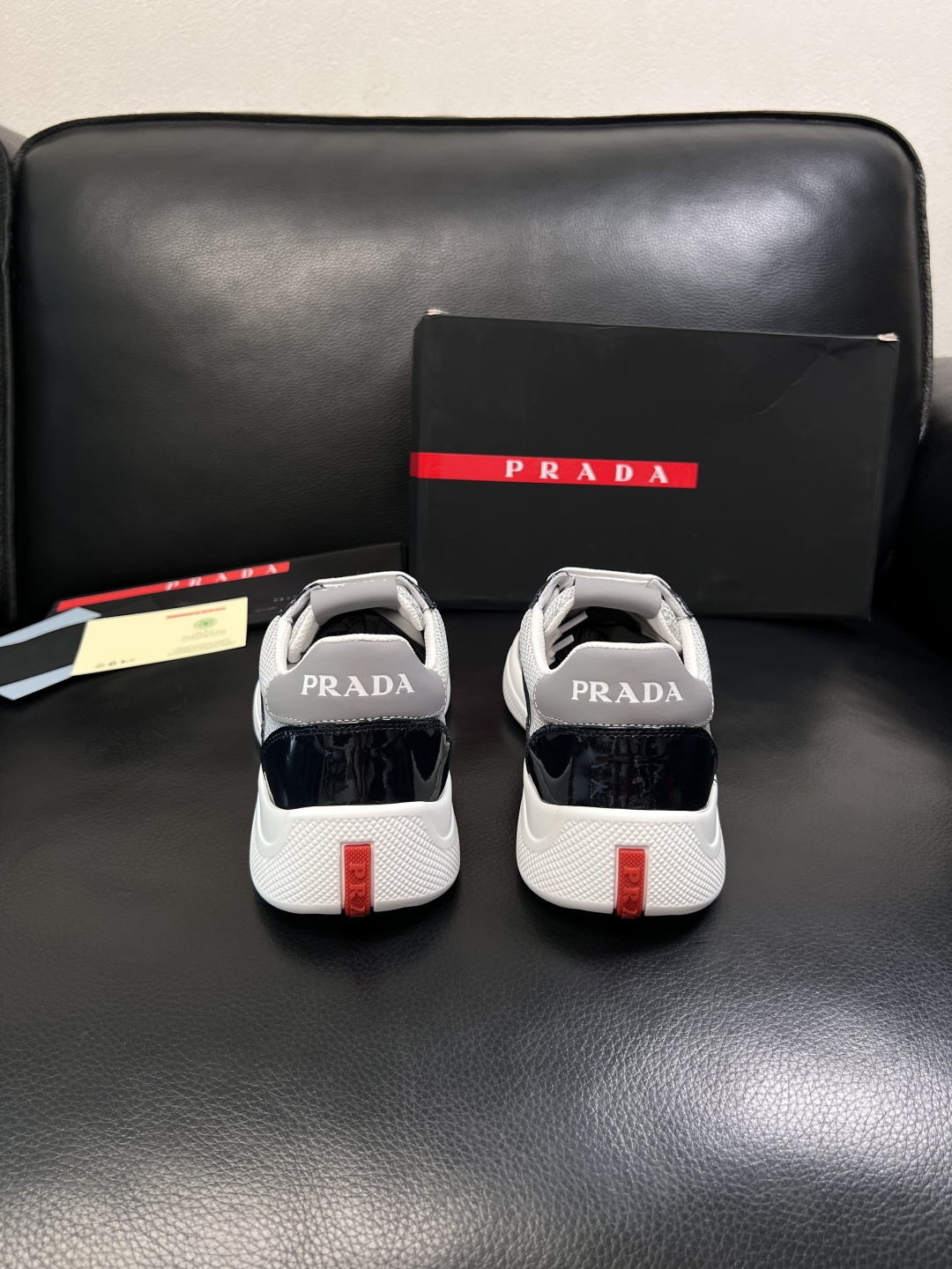 Prada  顶级工艺品，普拉达 专柜同步，原厂配置意大利进口牛皮面料，进口牛皮内里垫，透气舒适，鞋底：