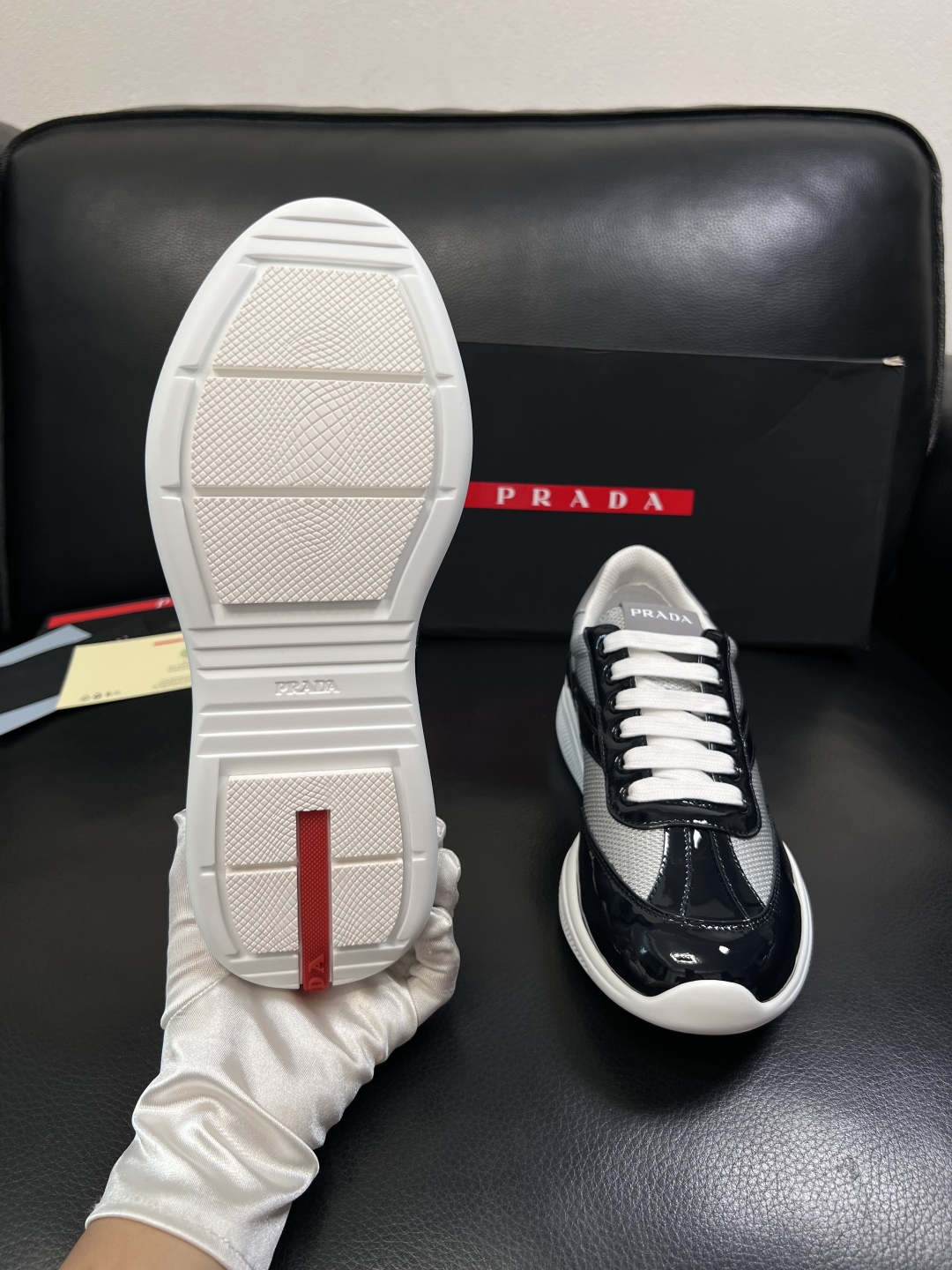 Prada  顶级工艺品，普拉达 专柜同步，原厂配置意大利进口牛皮面料，进口牛皮内里垫，透气舒适，鞋底：