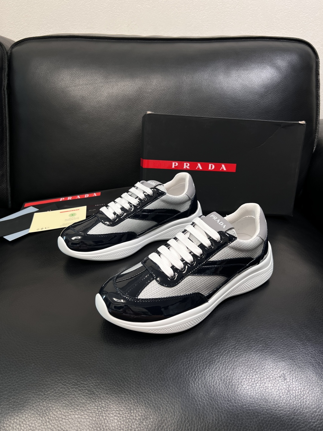 Prada  顶级工艺品，普拉达 专柜同步，原厂配置意大利进口牛皮面料，进口牛皮内里垫，透气舒适，鞋底：