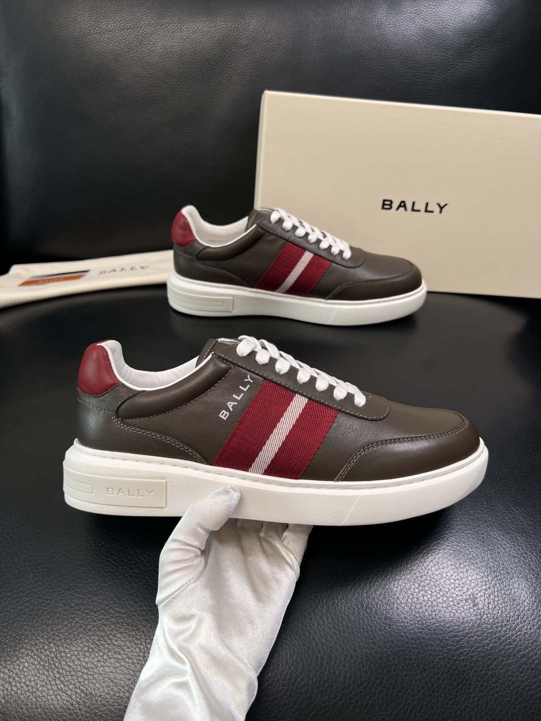 BALLY  高品质  顶级工艺品  巴利 专柜同原厂配置 ，鞋面意大利进口牛皮面料，进口水染牛皮里垫 