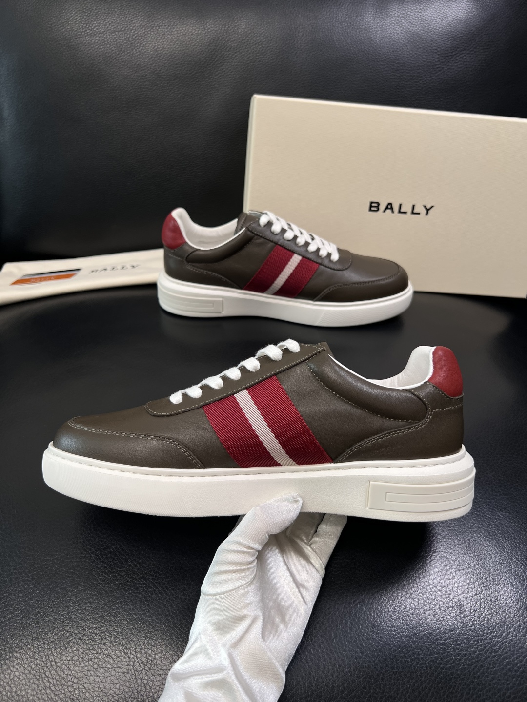 BALLY  高品质  顶级工艺品  巴利 专柜同原厂配置 ，鞋面意大利进口牛皮面料，进口水染牛皮里垫 