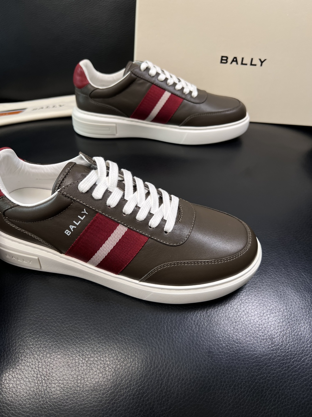 BALLY  高品质  顶级工艺品  巴利 专柜同原厂配置 ，鞋面意大利进口牛皮面料，进口水染牛皮里垫 