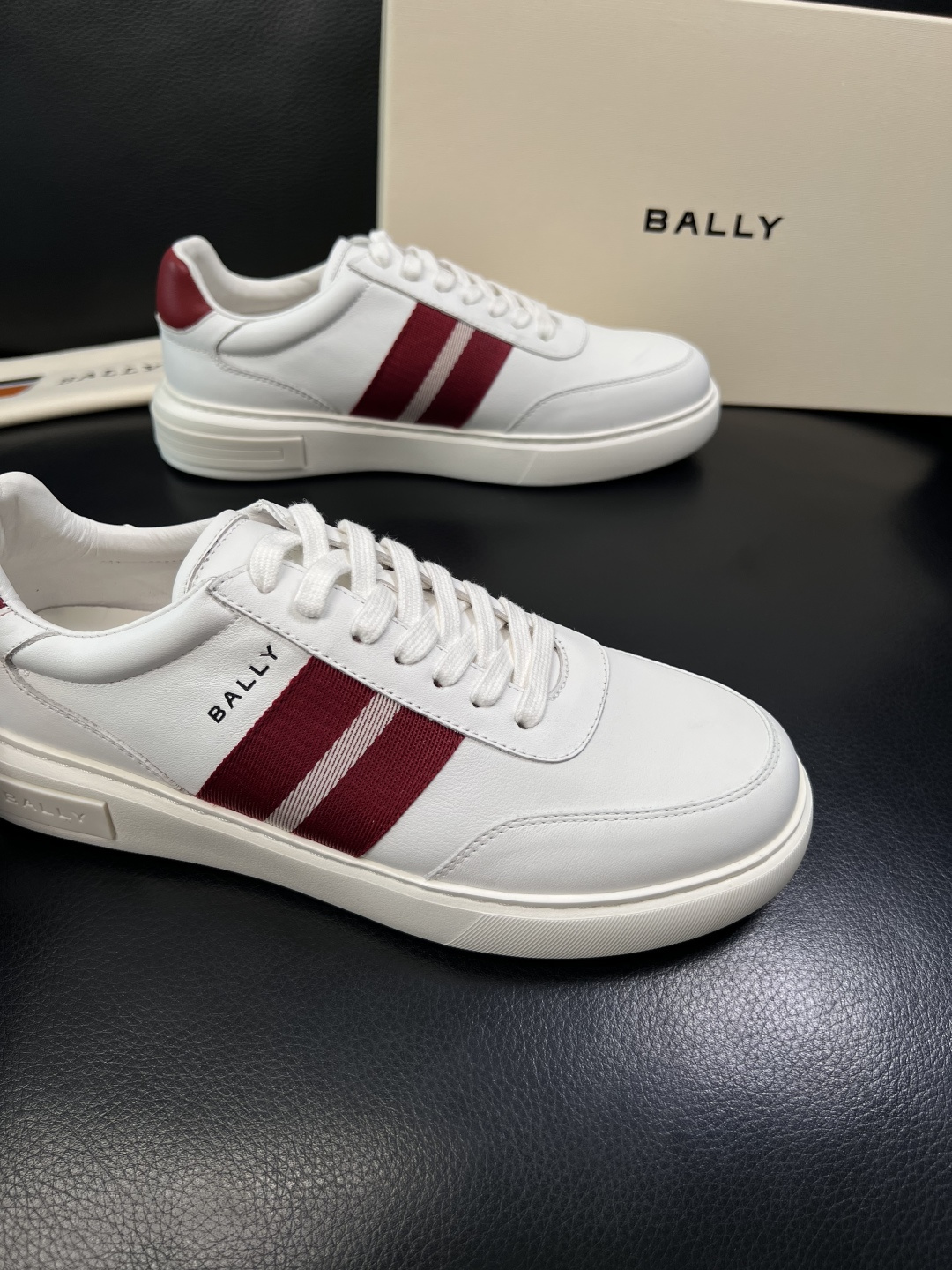 BALLY  高品质  顶级工艺品  巴利 专柜同原厂配置 ，鞋面意大利进口牛皮面料，进口水染牛皮里垫 