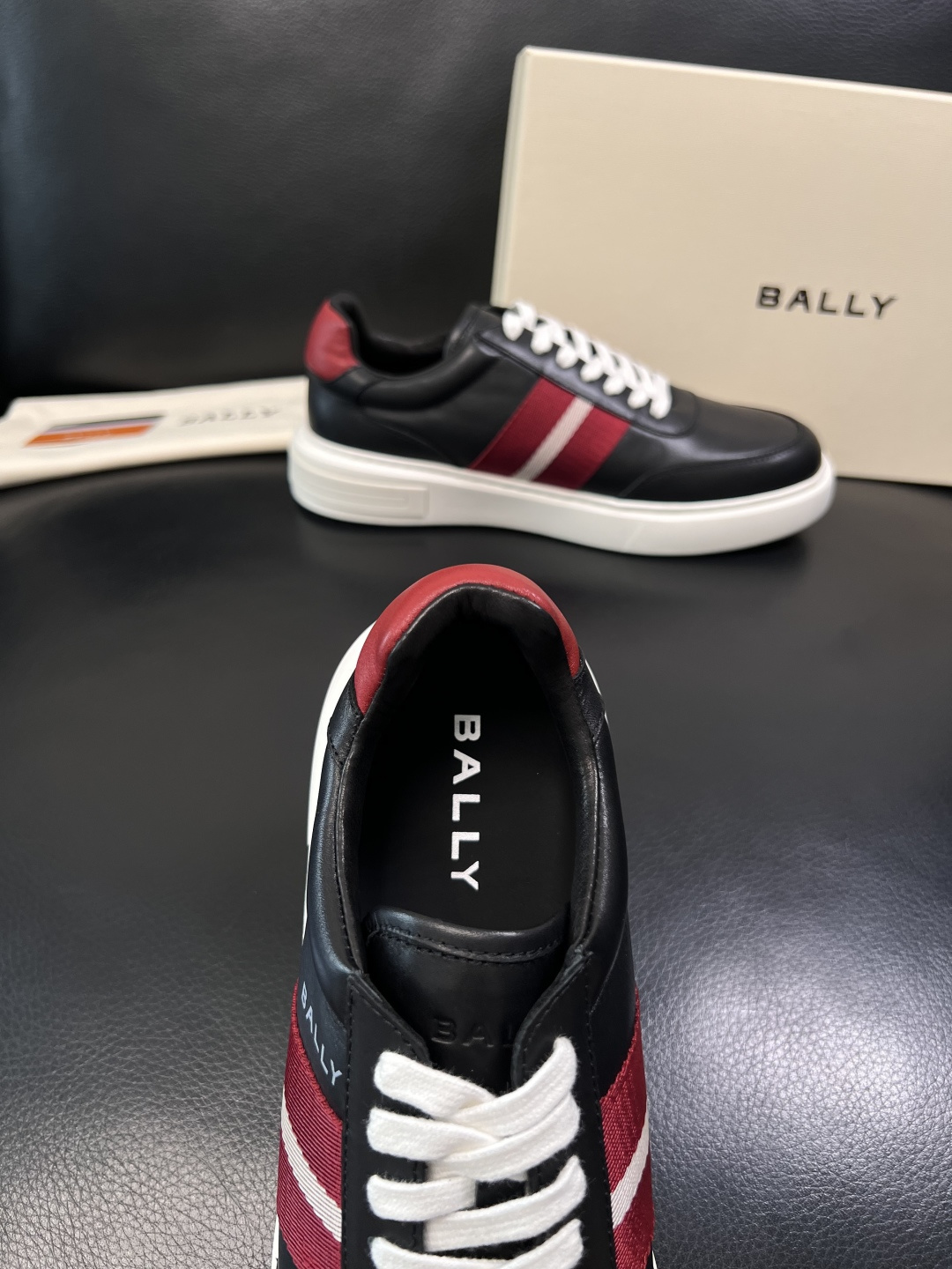 BALLY  高品质  顶级工艺品  巴利 专柜同原厂配置 ，鞋面意大利进口牛皮面料，进口水染牛皮里垫 