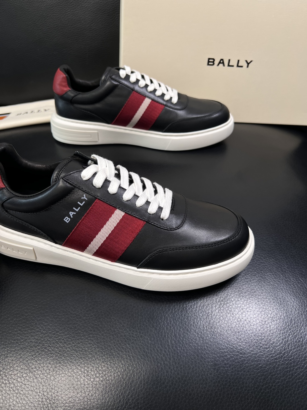 BALLY  高品质  顶级工艺品  巴利 专柜同原厂配置 ，鞋面意大利进口牛皮面料，进口水染牛皮里垫 