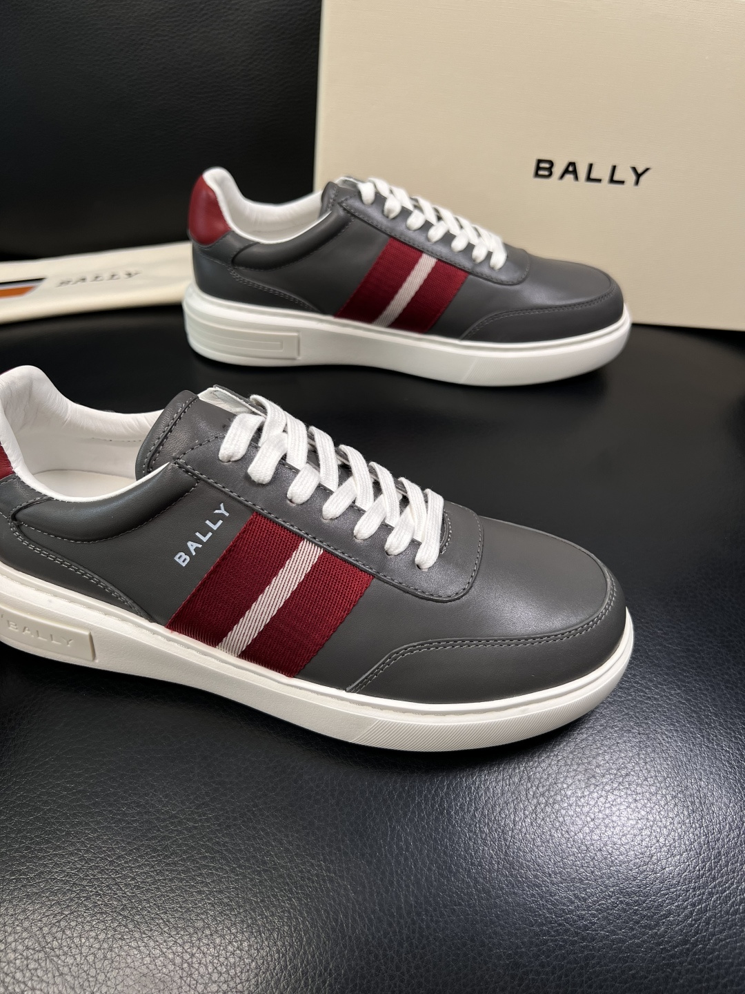 BALLY  高品质  顶级工艺品  巴利 专柜同原厂配置 ，鞋面意大利进口牛皮面料，进口水染牛皮里垫 