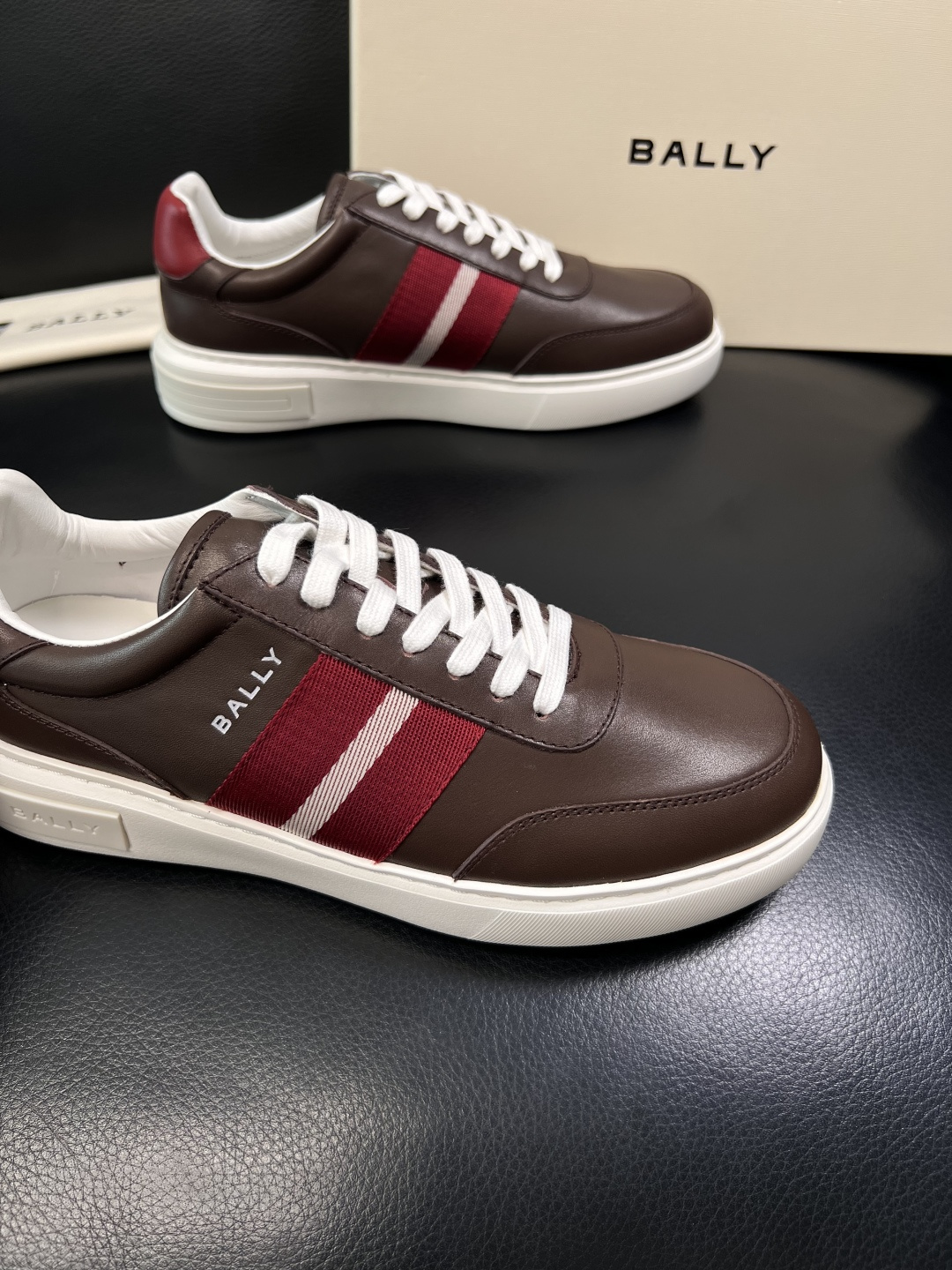 BALLY  高品质  顶级工艺品  巴利 专柜同原厂配置 ，鞋面意大利进口牛皮面料，进口水染牛皮里垫 