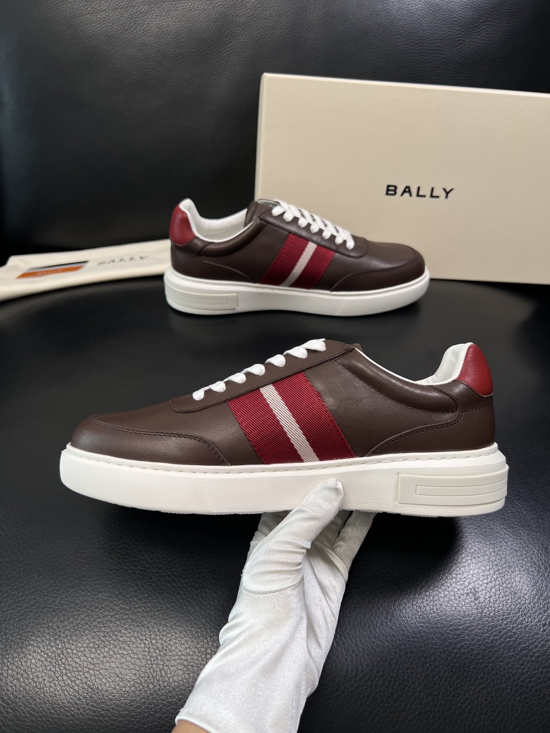 BALLY  高品质  顶级工艺品  巴利 专柜同原厂配置 ，鞋面意大利进口牛皮面料，进口水染牛皮里垫 