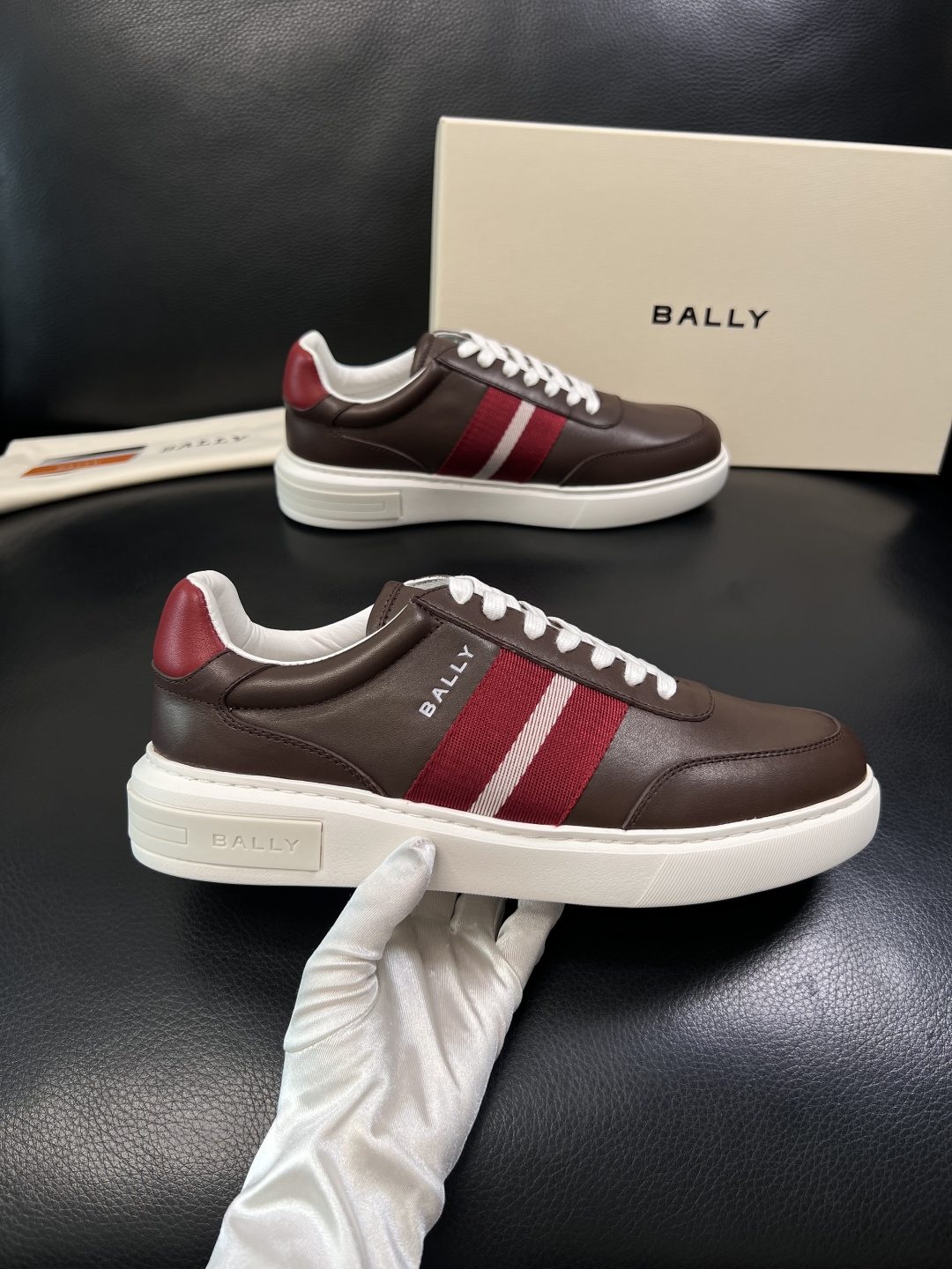 BALLY  高品质  顶级工艺品  巴利 专柜同原厂配置 ，鞋面意大利进口牛皮面料，进口水染牛皮里垫 