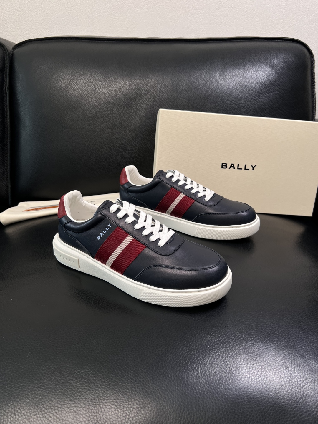 NO:852268,BALLY high-quality top crafts Bally counter has the same configuration as the original factory, uppers are imported cowhide fabrics from Italy, imported water-dyed cowhide linings, soles are specially provided by the original factory, exclusive movable molded soles are super comfortable, original factory orders, welcome to compare, code number 38-44 (order 45 46), bally, cowhide19860909BALLY 高品质 顶级工艺品 巴利 专柜同原厂配置 ,鞋面意大利进口牛皮面料,进口水染牛皮里垫 ,鞋底原厂特供原版底,独家活动成型底超级舒适,原厂跟单货,欢迎对比,码数 38-44（订 45 46）,,bally,cowhide,Men's shoes