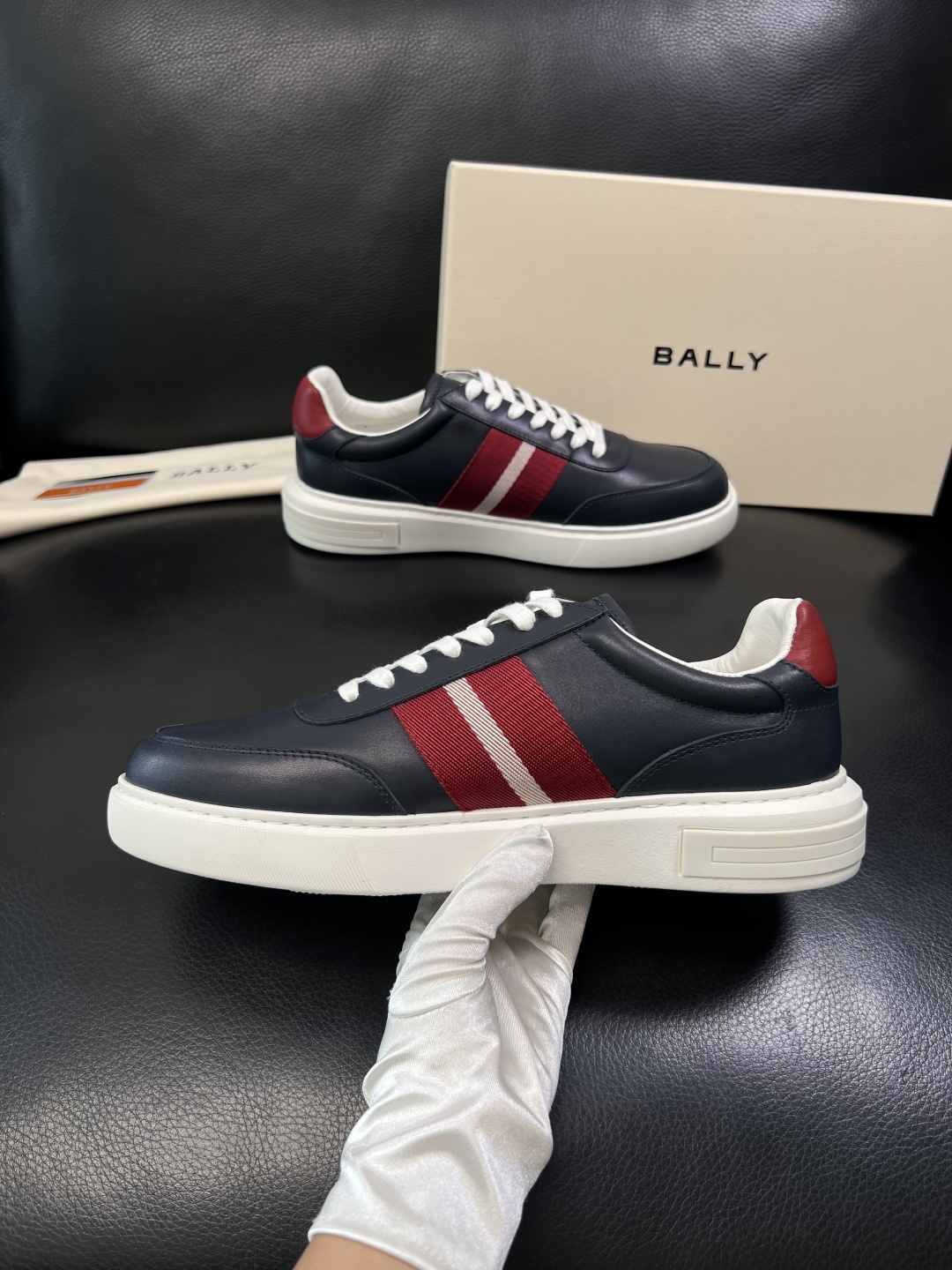 BALLY  高品质  顶级工艺品  巴利 专柜同原厂配置 ，鞋面意大利进口牛皮面料，进口水染牛皮里垫 